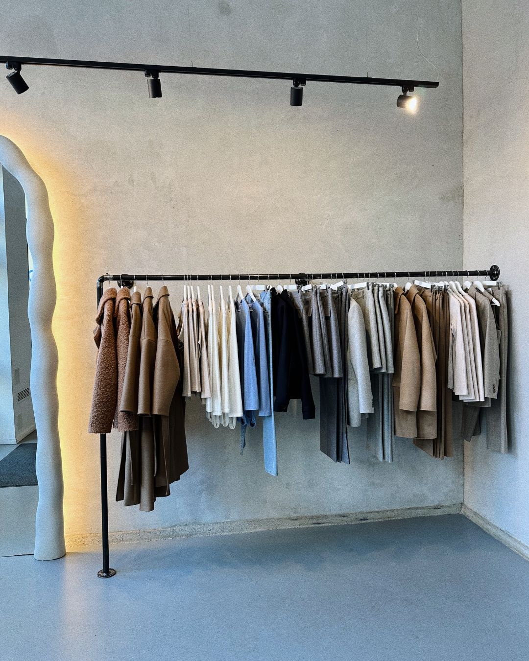 Wiosenna szafa kapsułowa — jak zbudować garderobę, która działa dla Ciebie, nie przeciwko Tobie