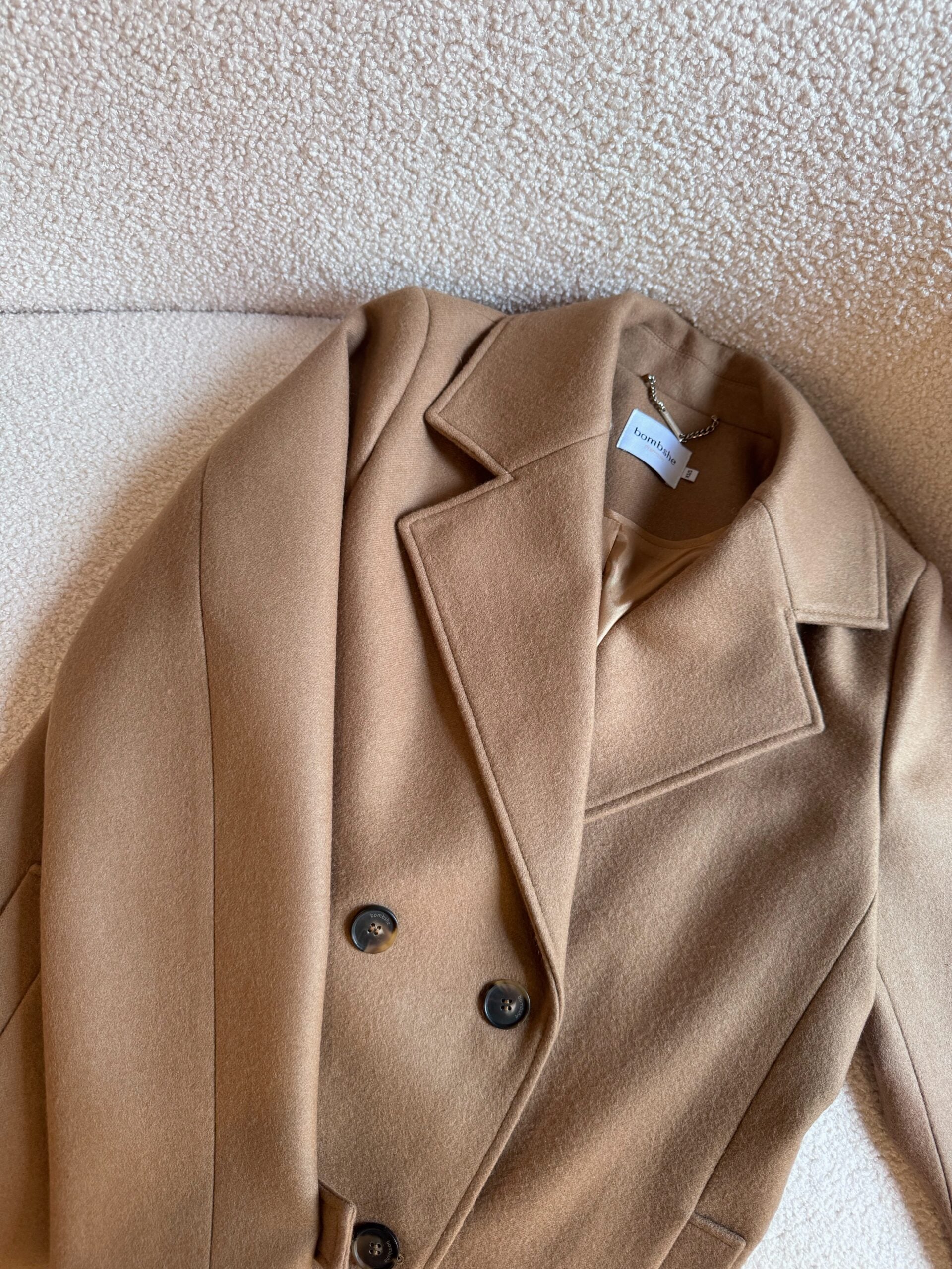 Jak ograniczyć ilość ubrań w szafie i nadal wyglądać stylowo?