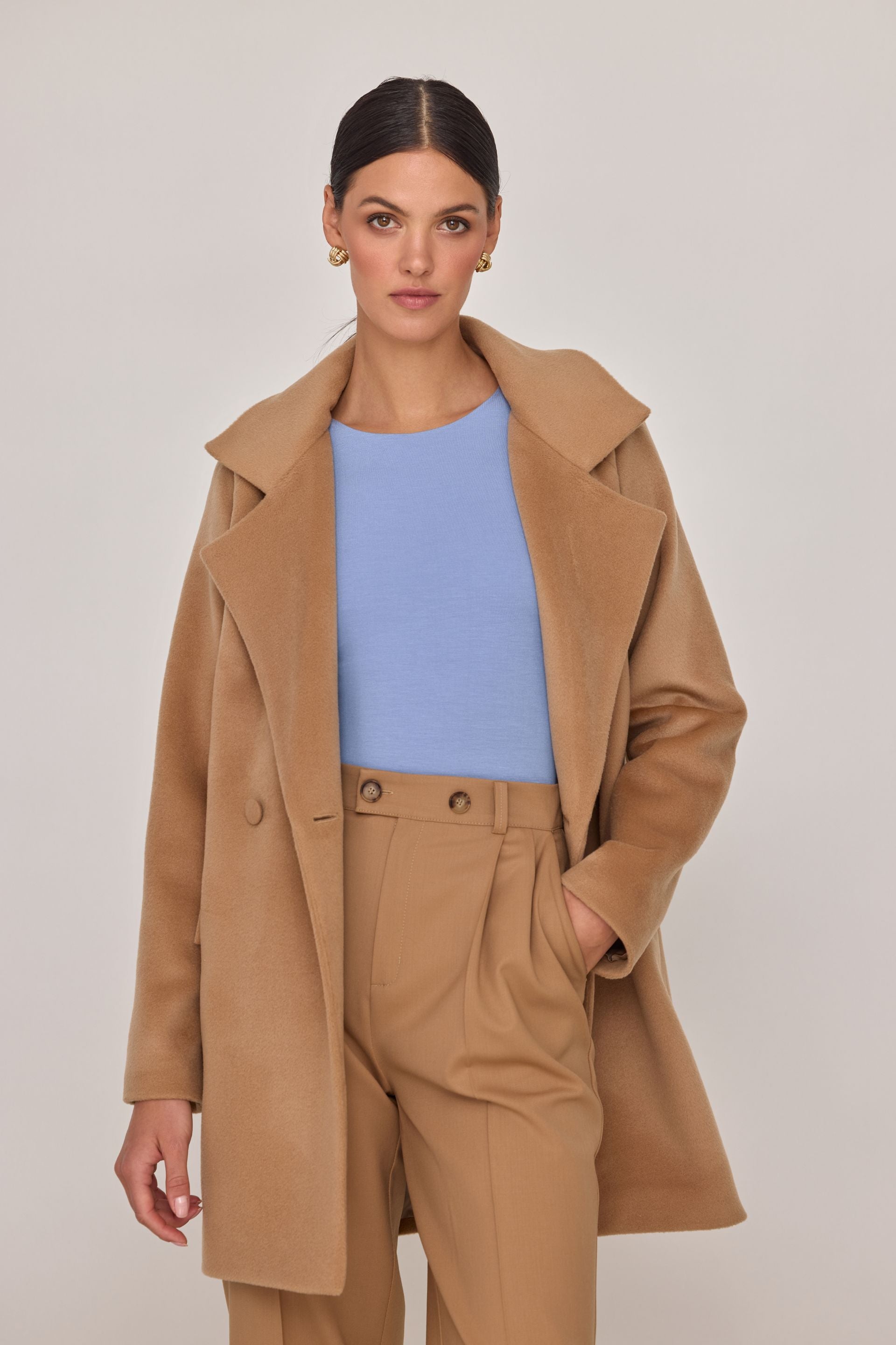 Wełniany płaszcz o miękkiej strukturze karmel