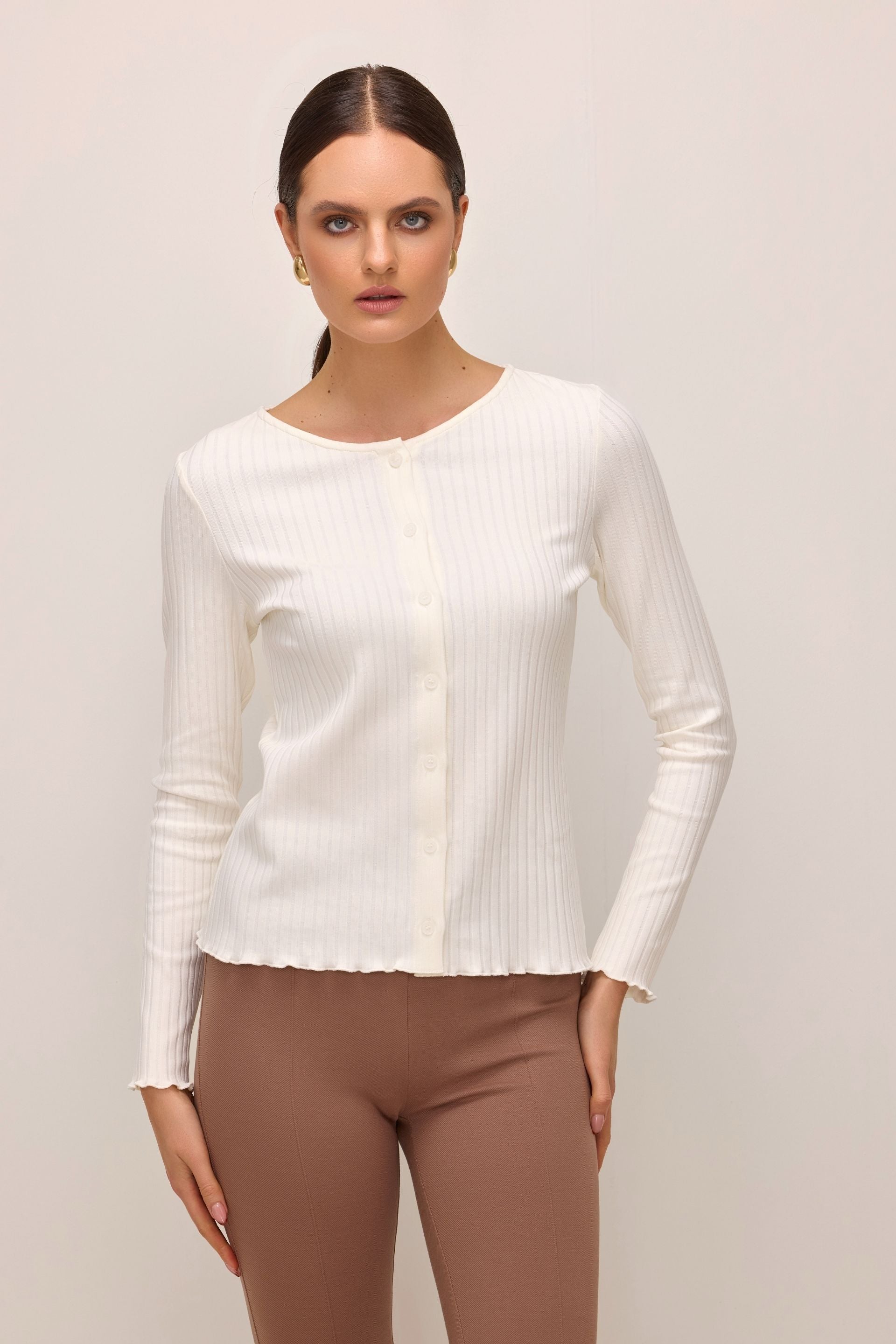 Bluzka na guziki z dekoltem basic w szerszy prążek śmietankowa biel