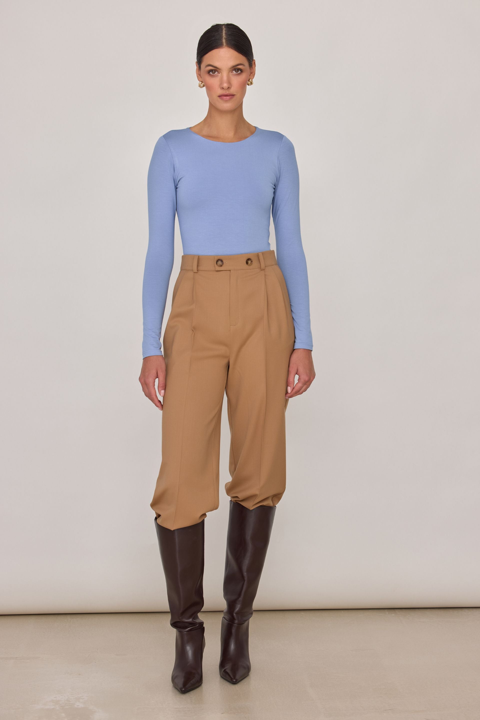 Wełniane spodnie z zakładkami karmelowe