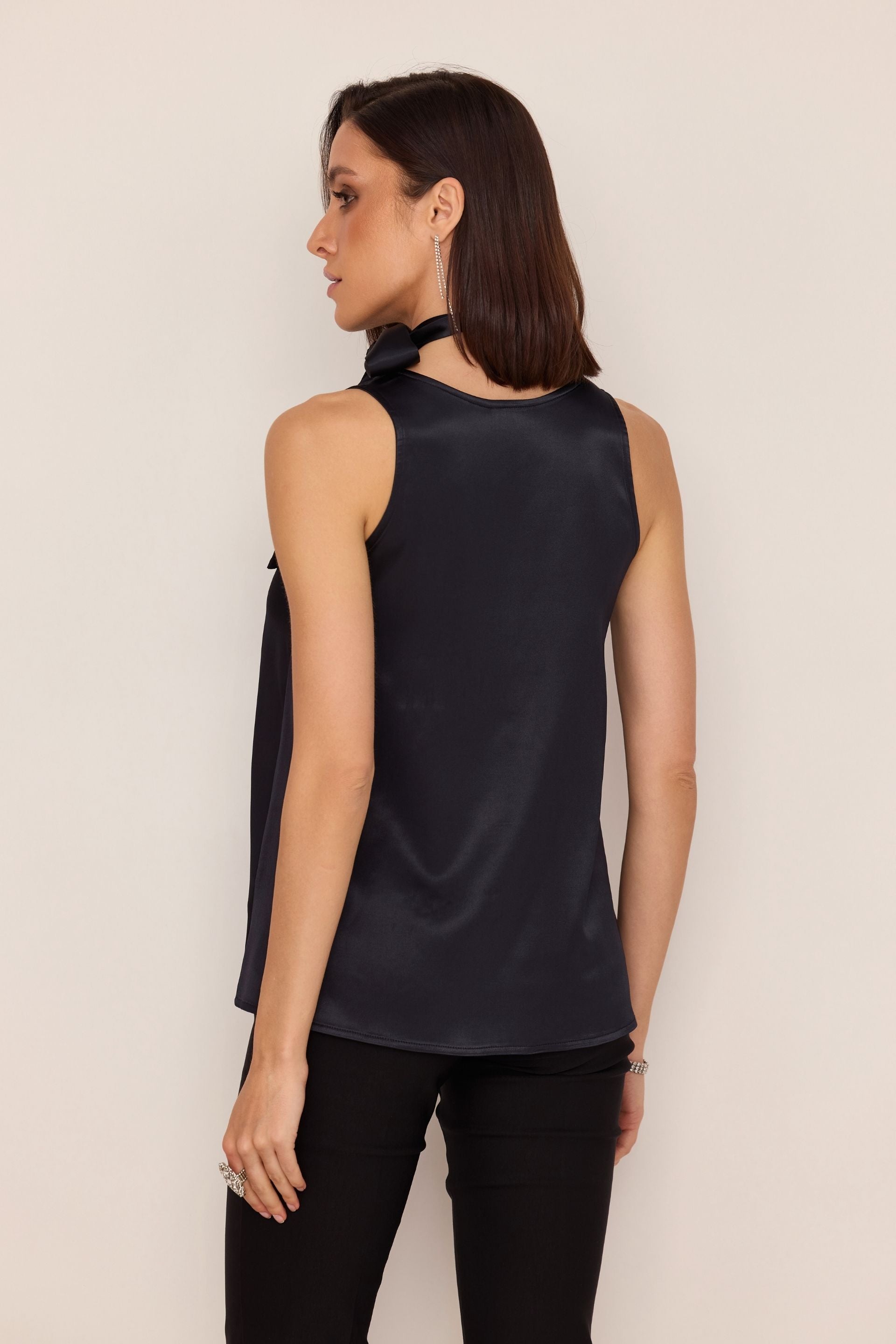 Loose-fitting top with a black sash