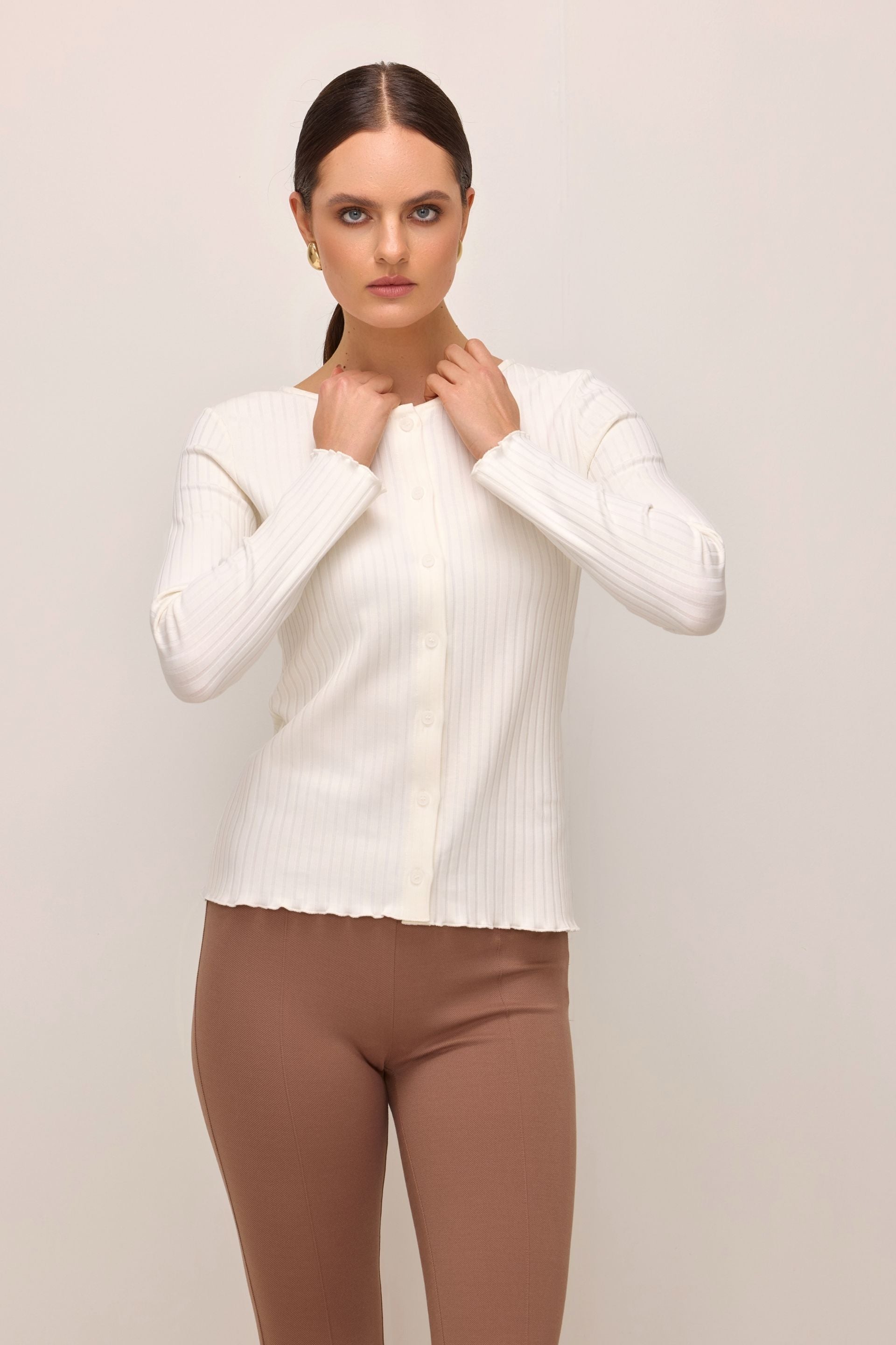 Bluzka na guziki z dekoltem basic w szerszy prążek śmietankowa biel