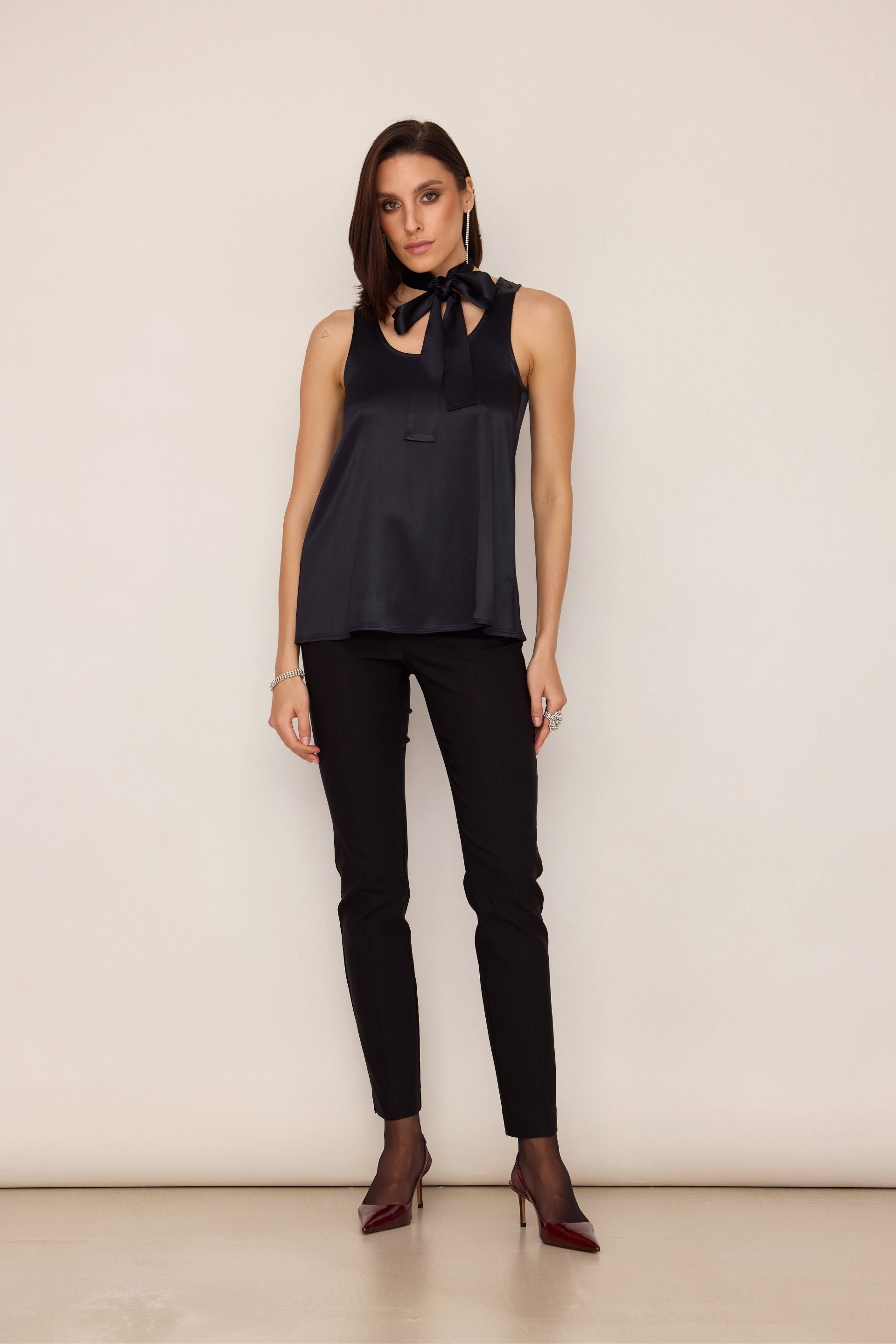 Top o luźnym kroju z szarfą czarny