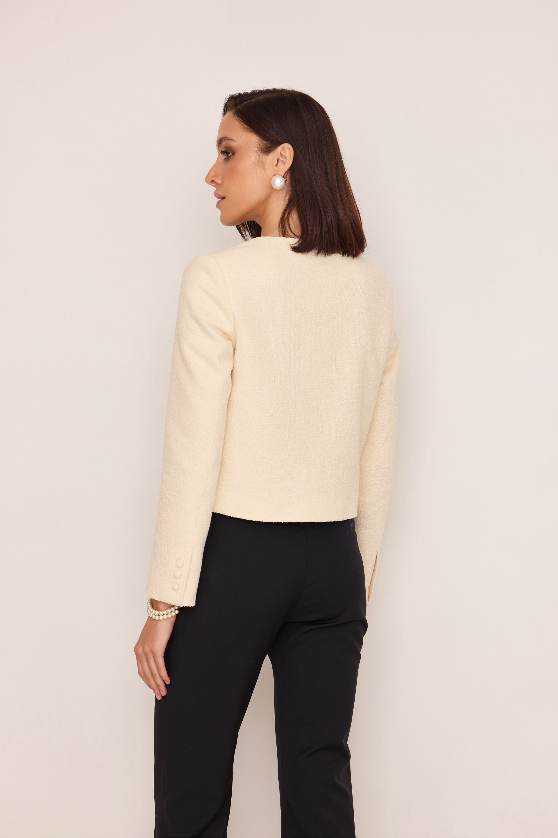 Krótki żakiet boucle z guzikami z tkaniny kremowy