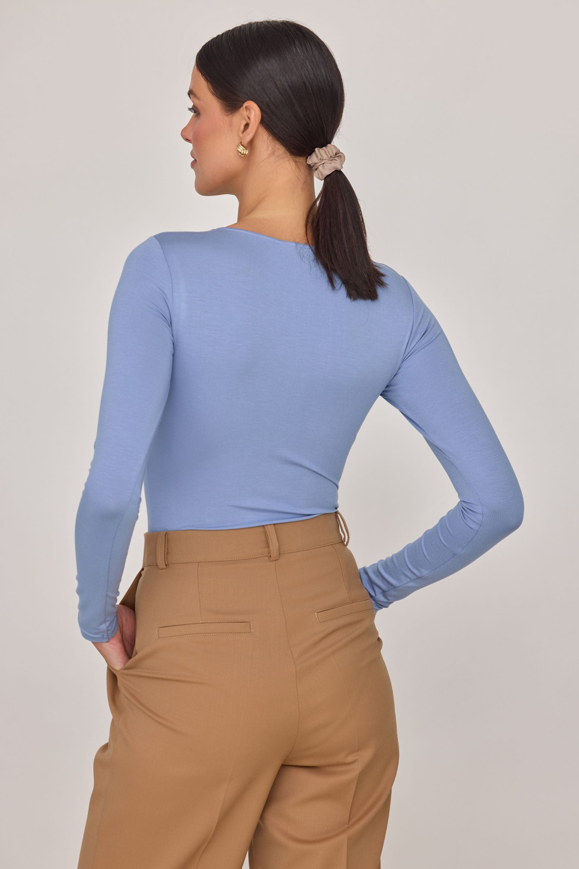 Wełniane spodnie z zakładkami karmelowe