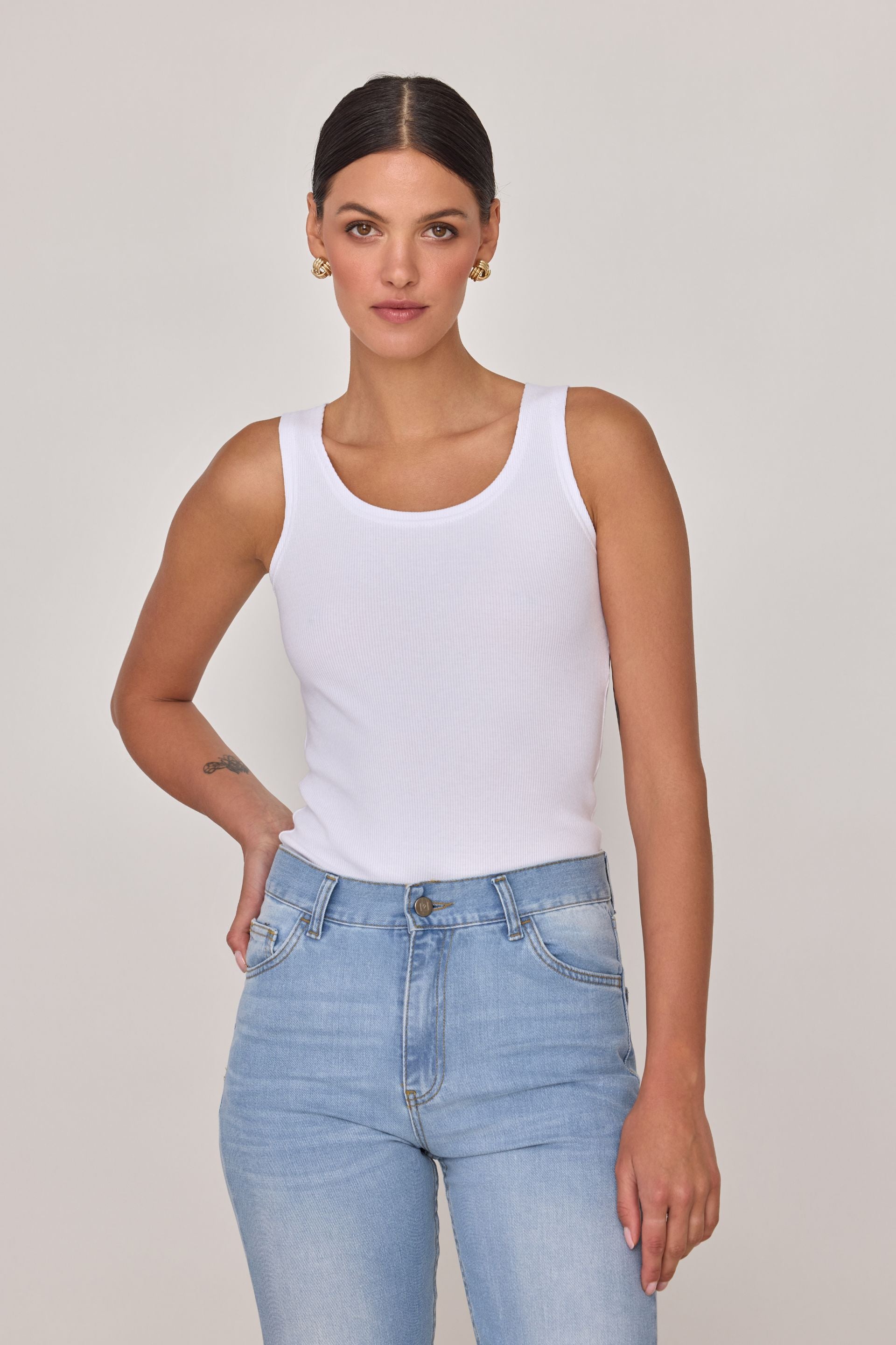Top z prążkowanej bawełny złamana biel