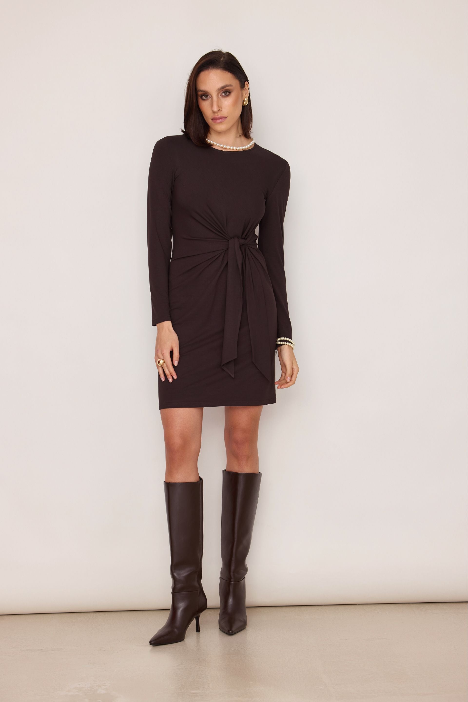 Sukienka mini z długim rękawem i supłem gorzka czekolada