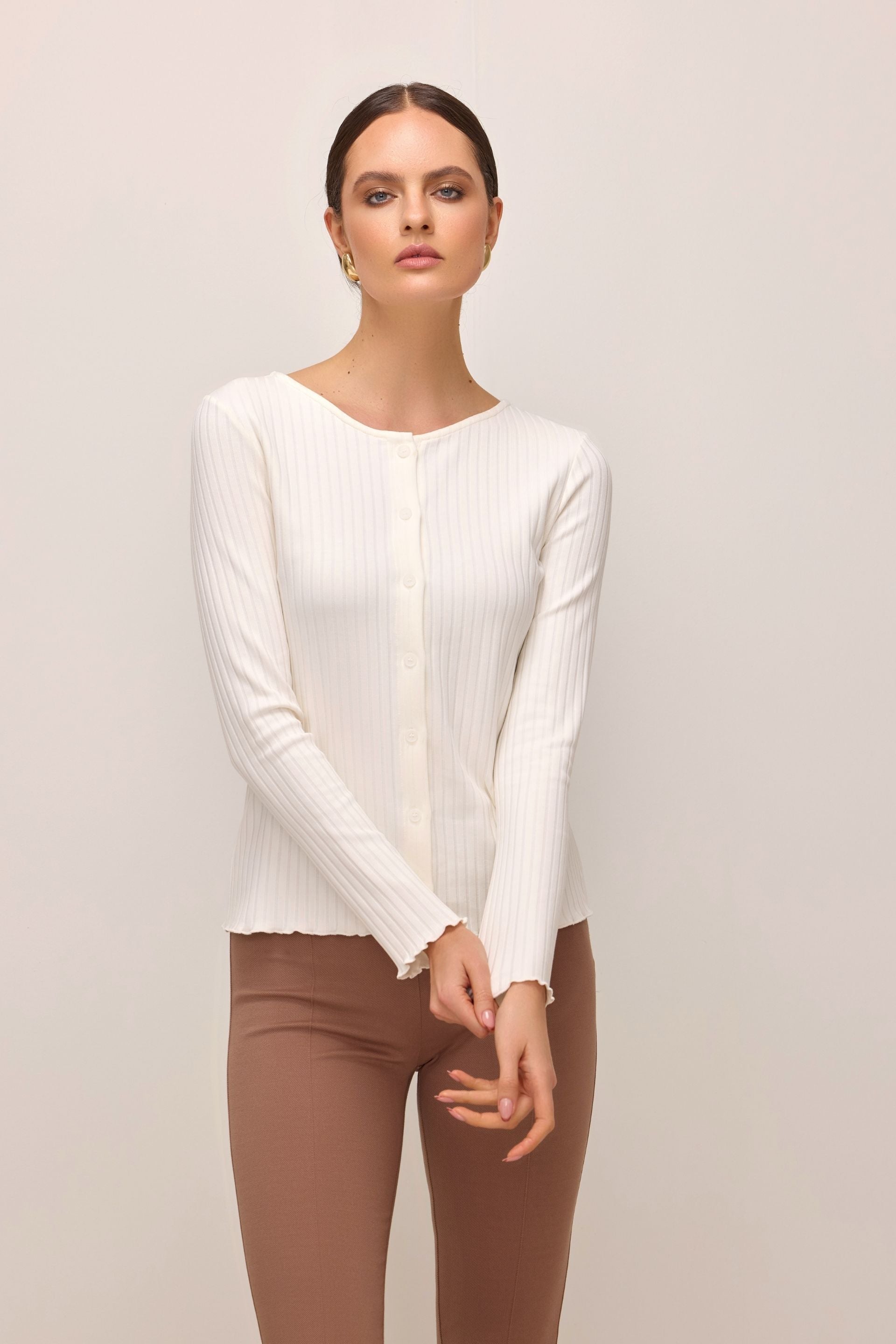 Bluzka na guziki z dekoltem basic w szerszy prążek śmietankowa biel