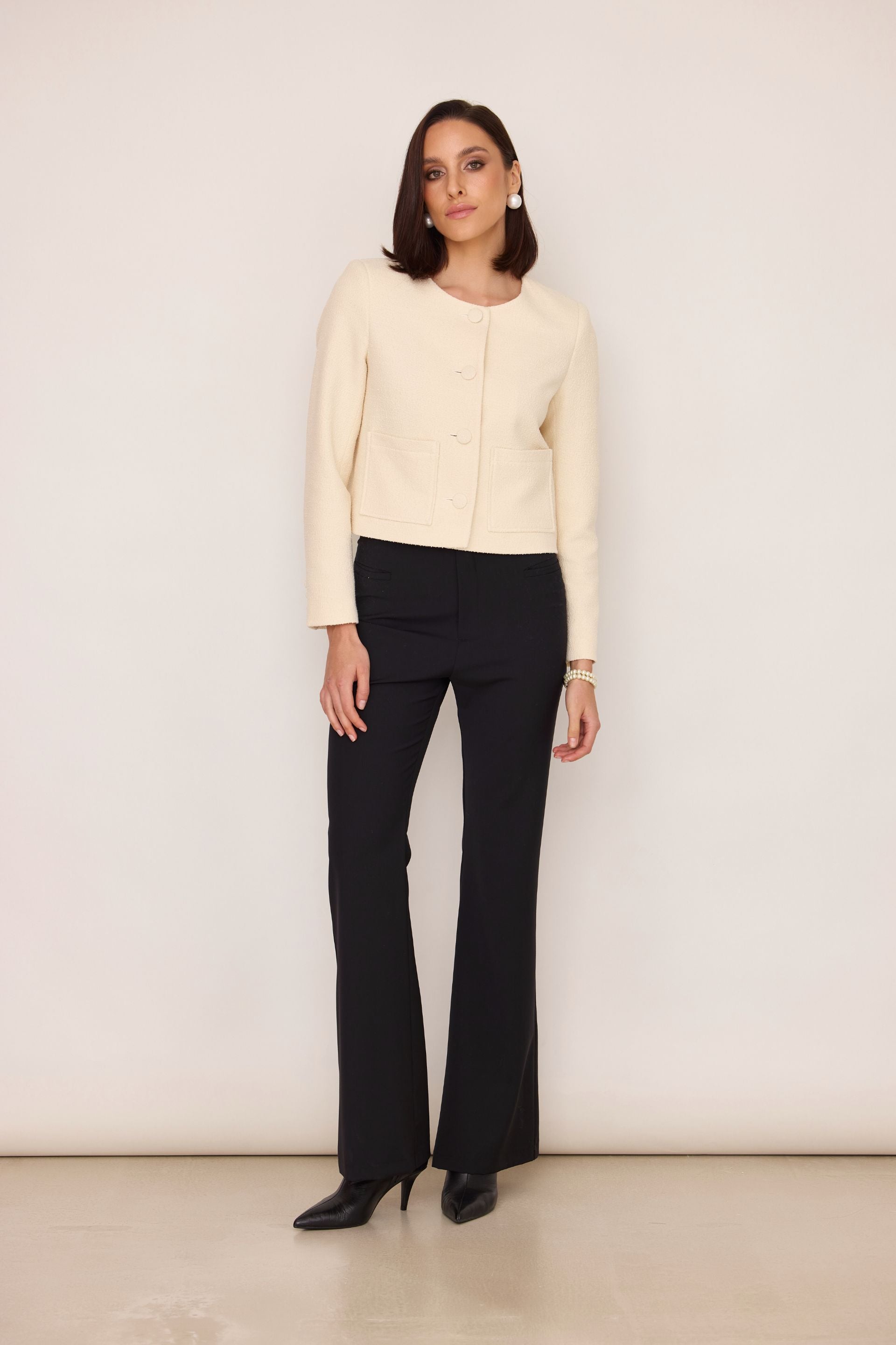 Krótki żakiet boucle z guzikami z tkaniny kremowy