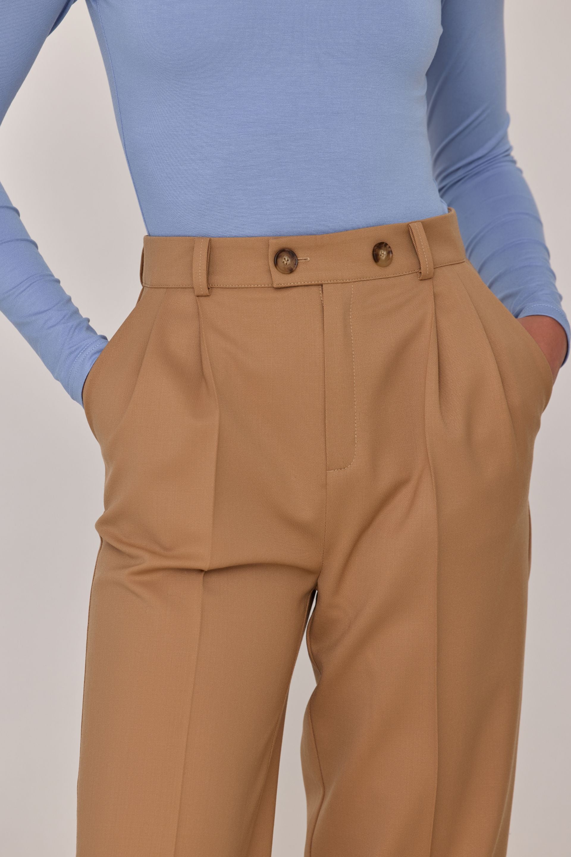 Wełniane spodnie z zakładkami karmelowe