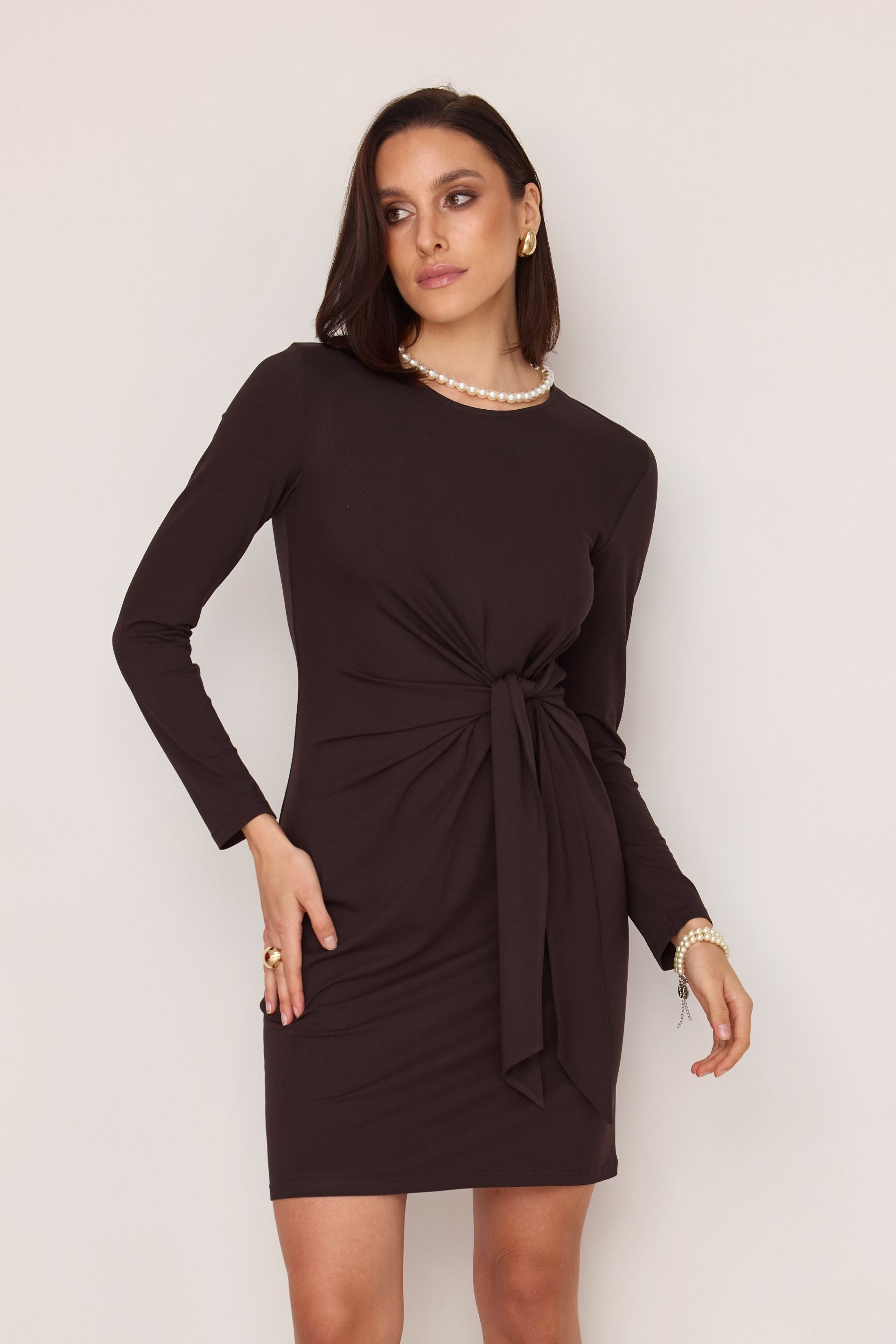 Sukienka mini z długim rękawem i supłem gorzka czekolada