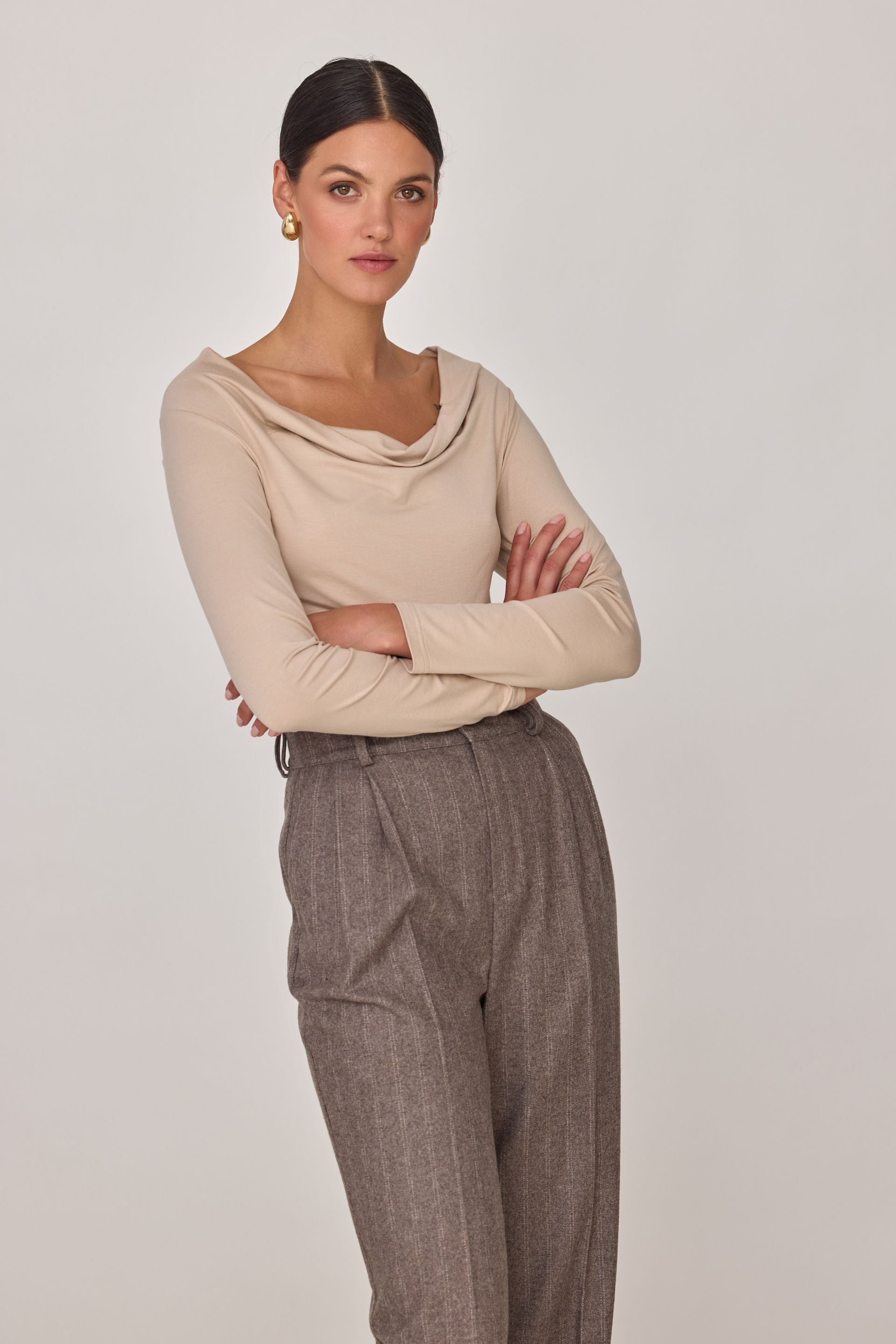 Wełniane spodnie w paski z zakładkami czekoladowe