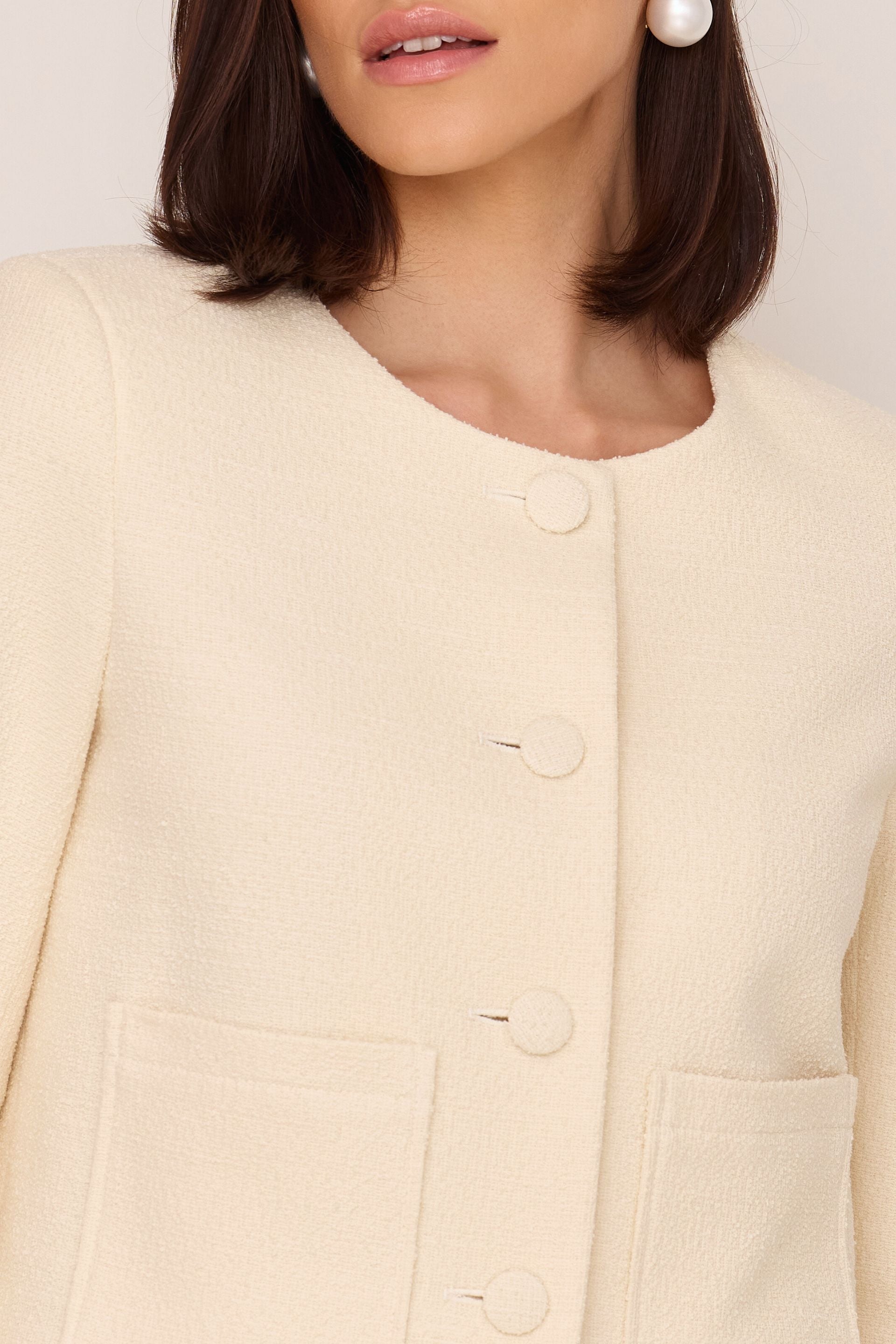 Krótki żakiet boucle z guzikami z tkaniny kremowy