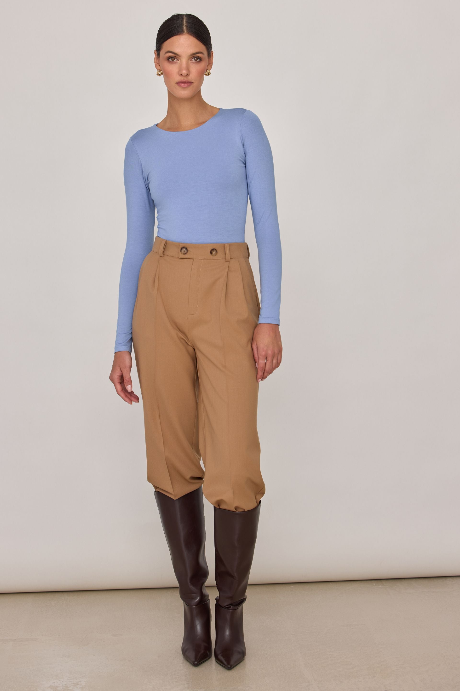 Wełniane spodnie z zakładkami karmelowe