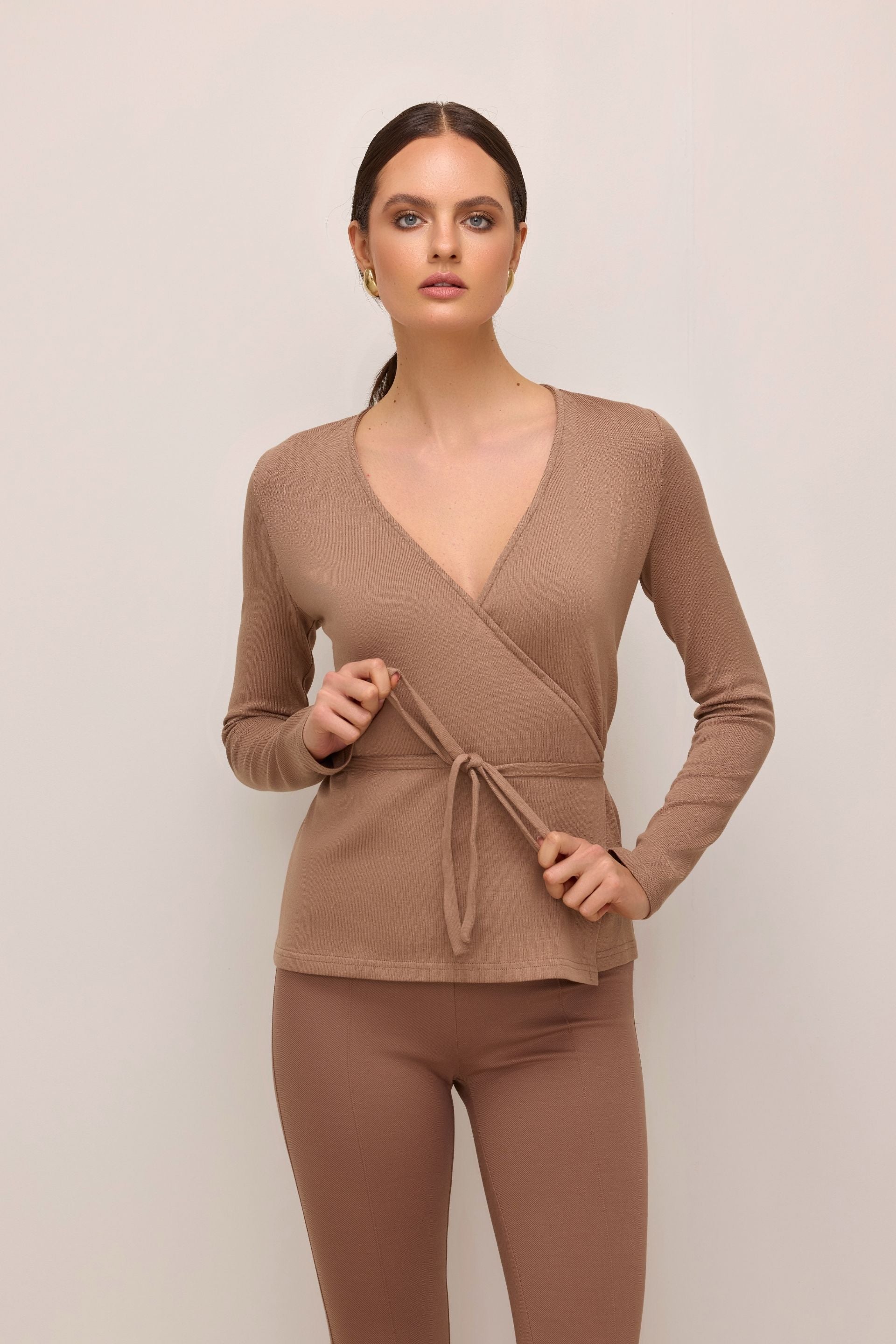 Kopertowy sweter beżowy