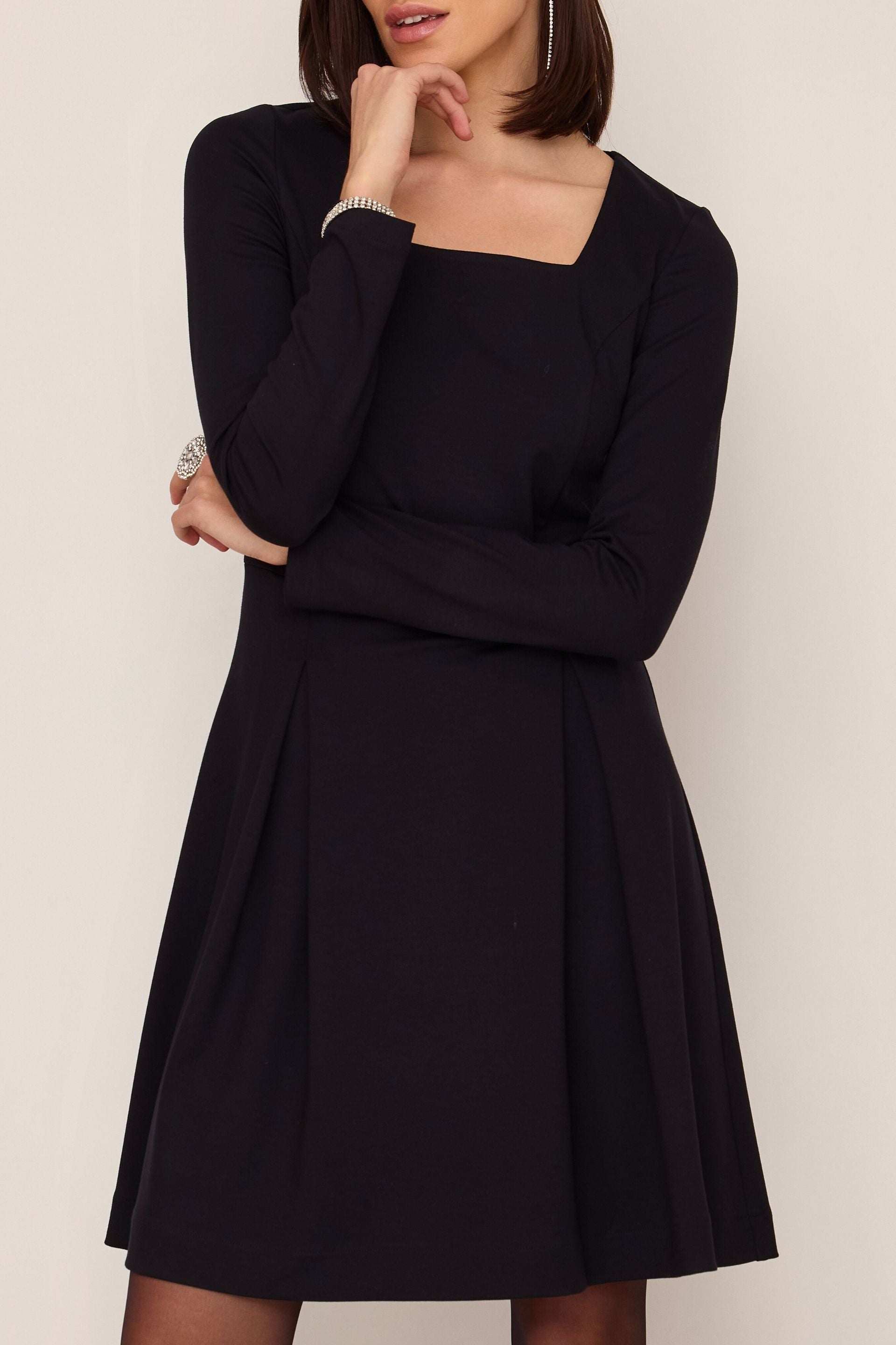 Sukienka rozkloszowana z kwadratowym dekoltem czarna