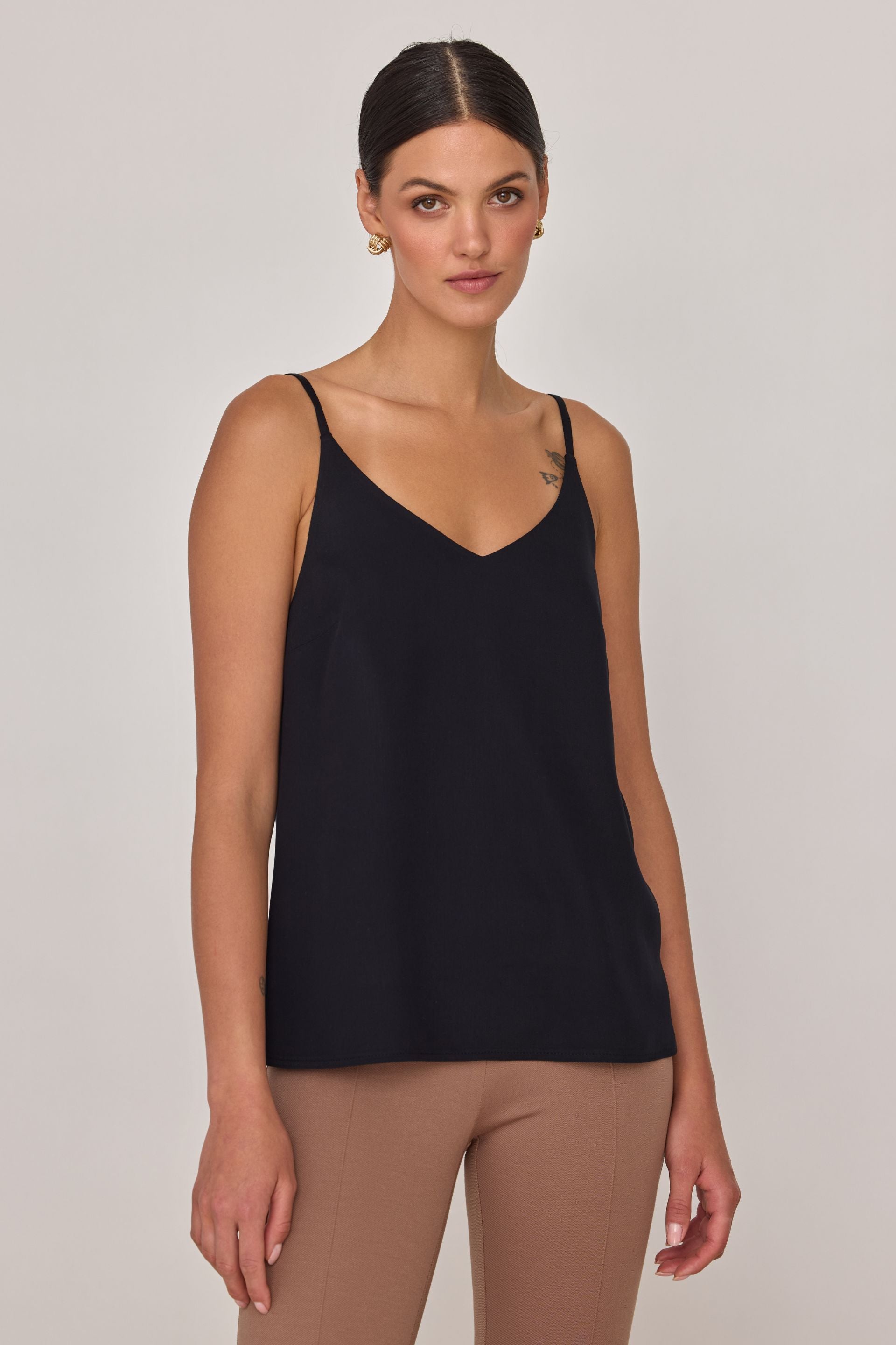 Top na ramiączkach z wiskozy czarny