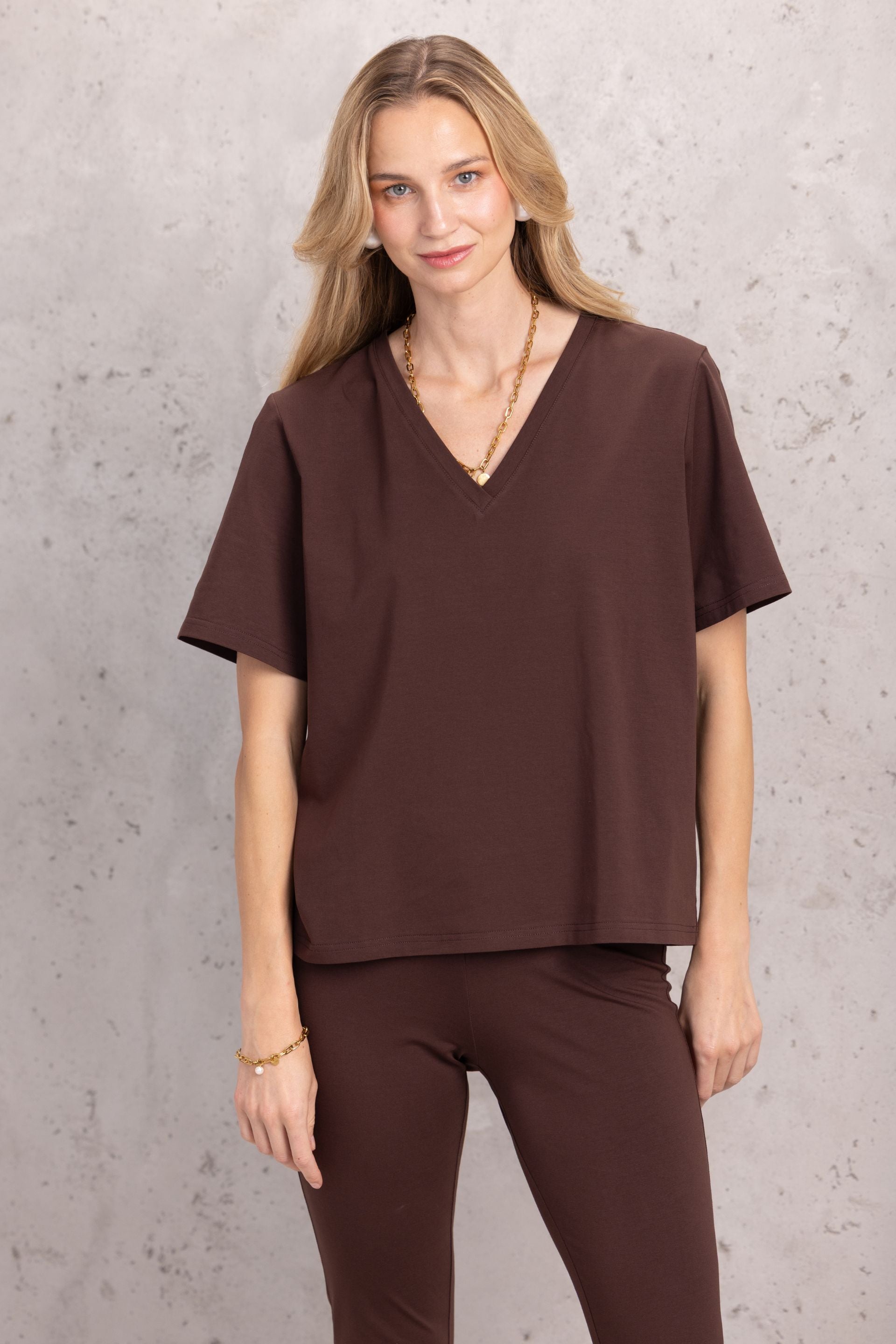 T-shirt o kroju pudełkowym z dekoltem typu v czekoladowy