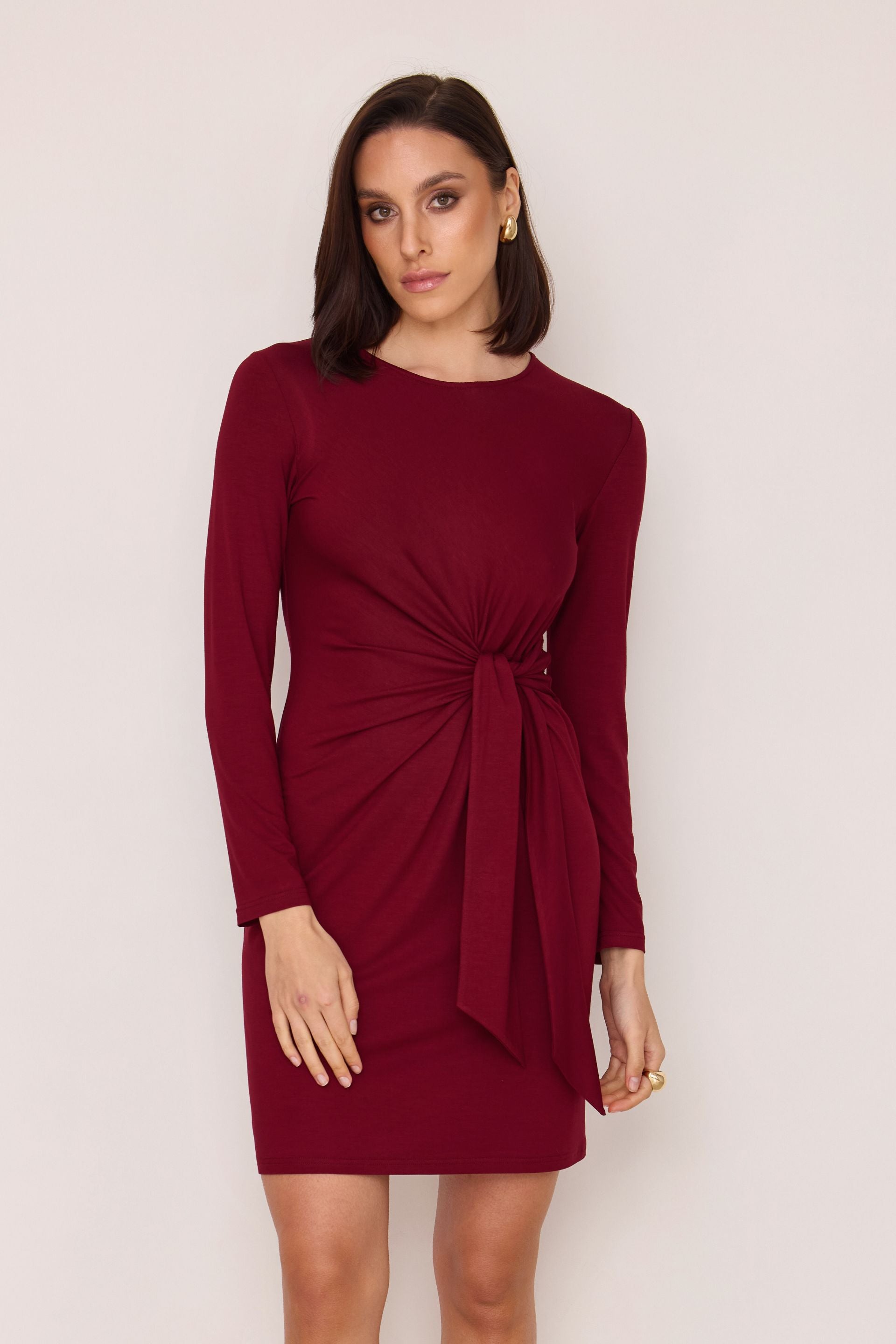 Sukienka mini z długim rękawem i supłem bordo