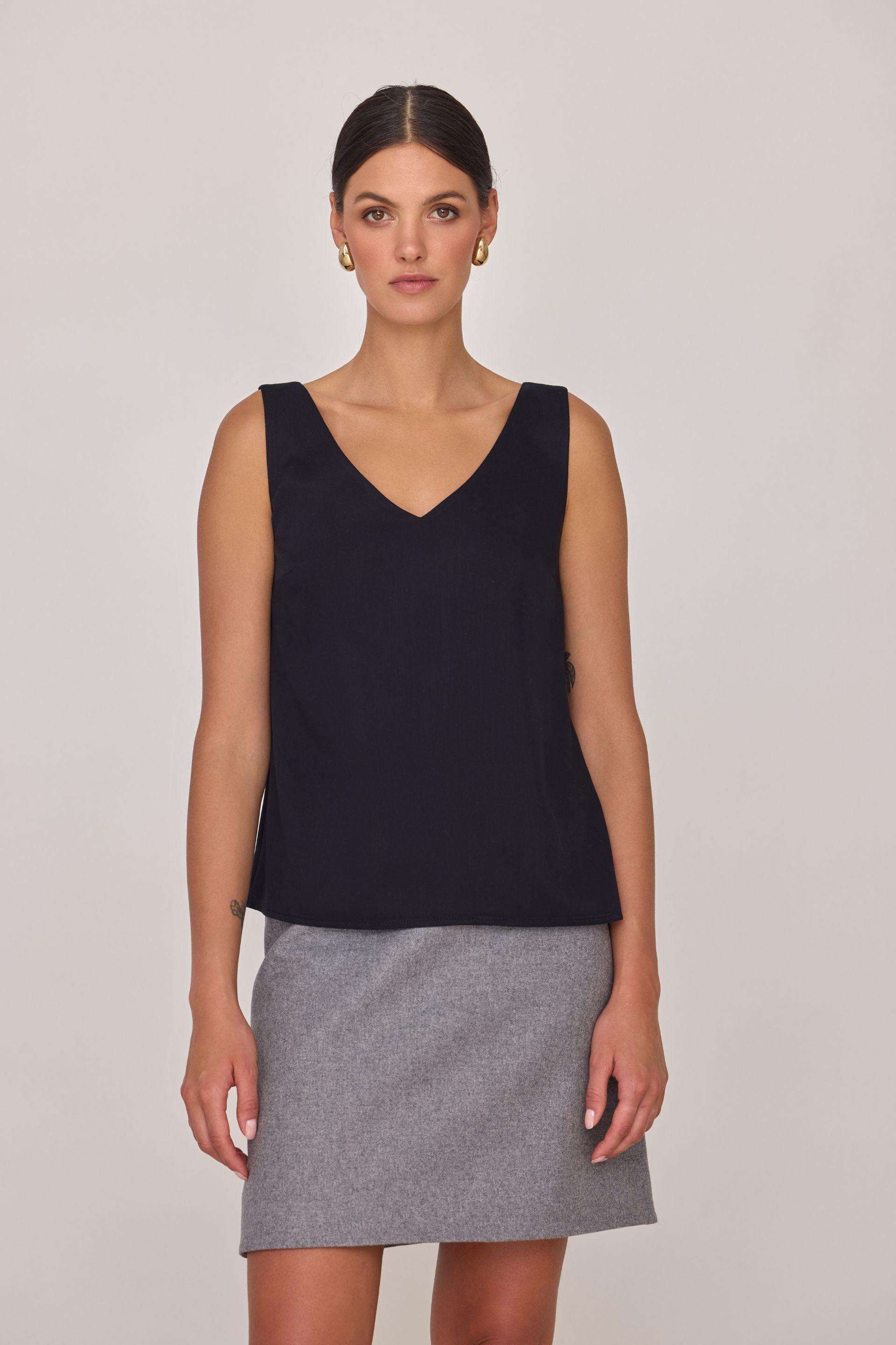 Top na szerokich ramiączkach z wiskozy czarny