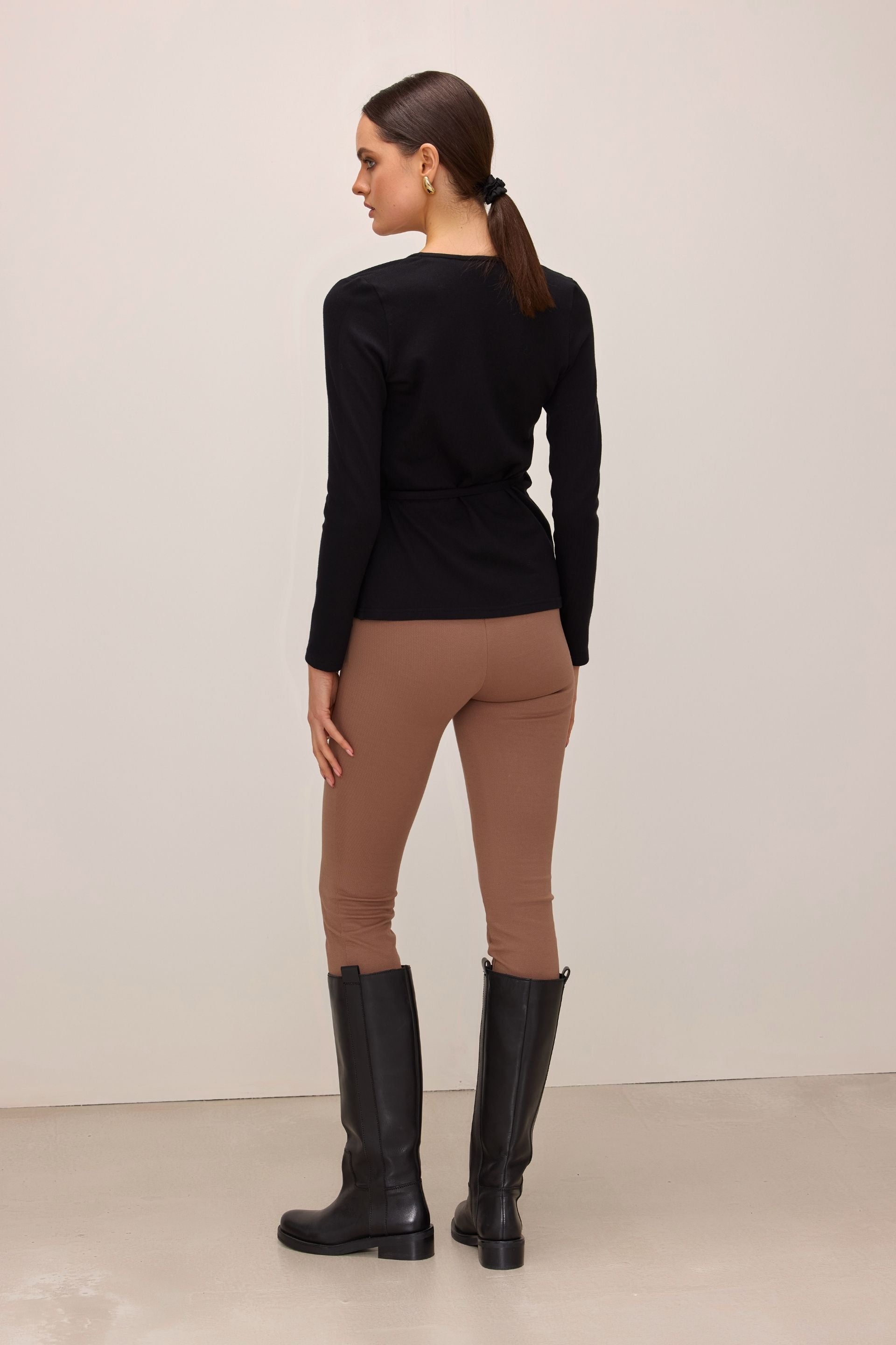 Kopertowy sweter czarny