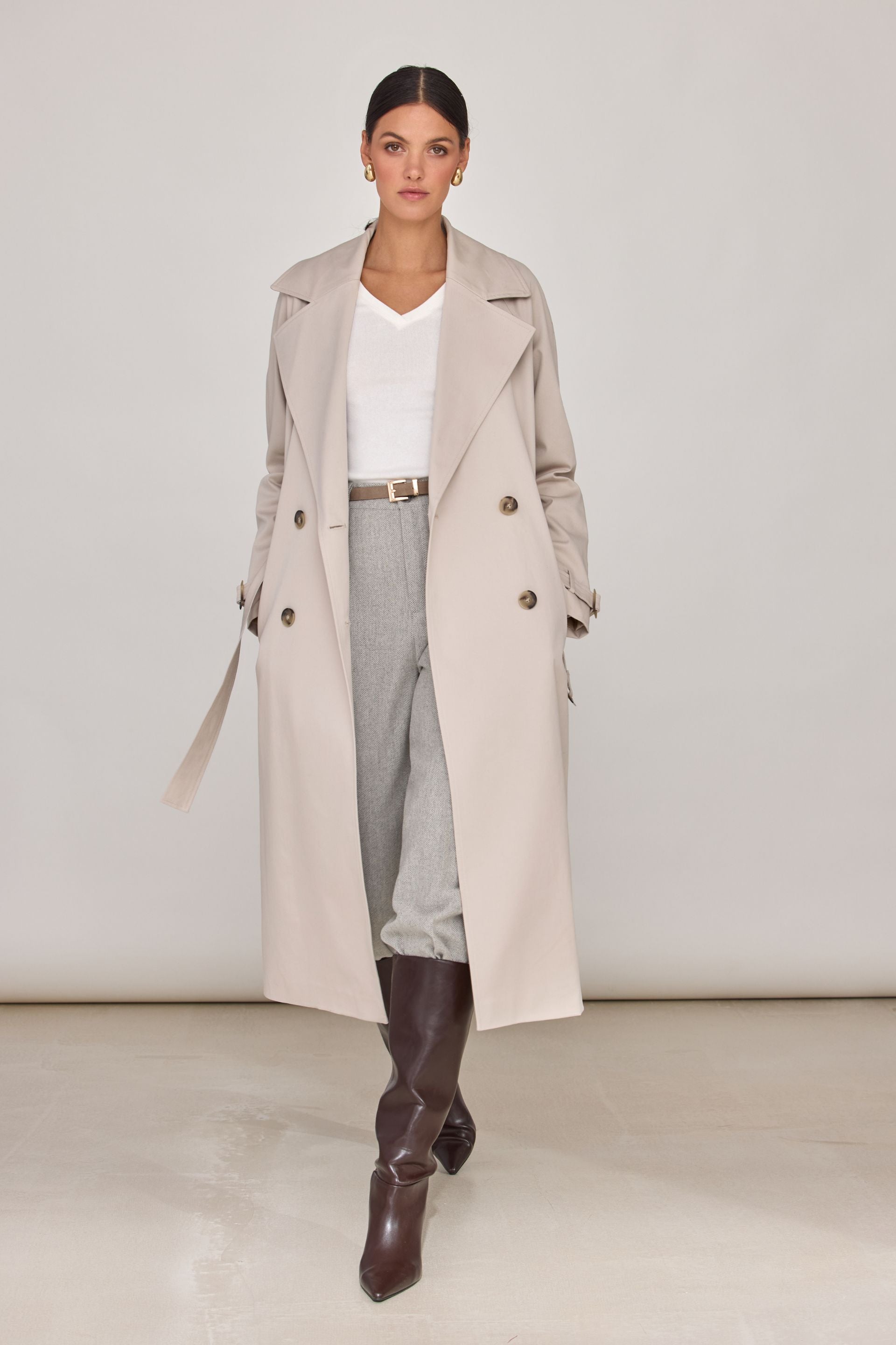 Długi dwurzędowy trencz piaskowy beż