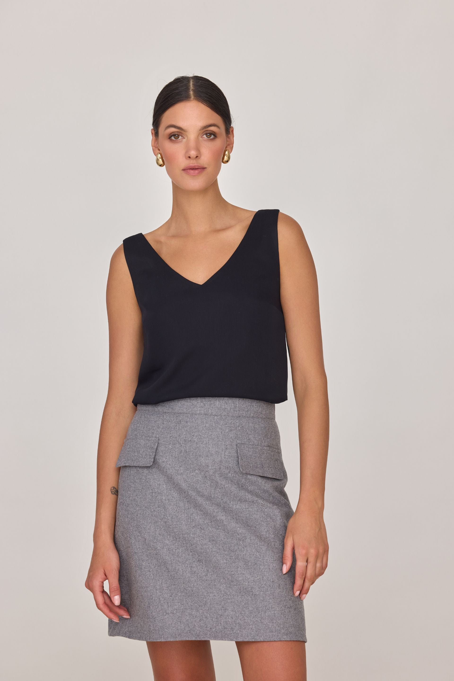 Top na szerokich ramiączkach z wiskozy czarny