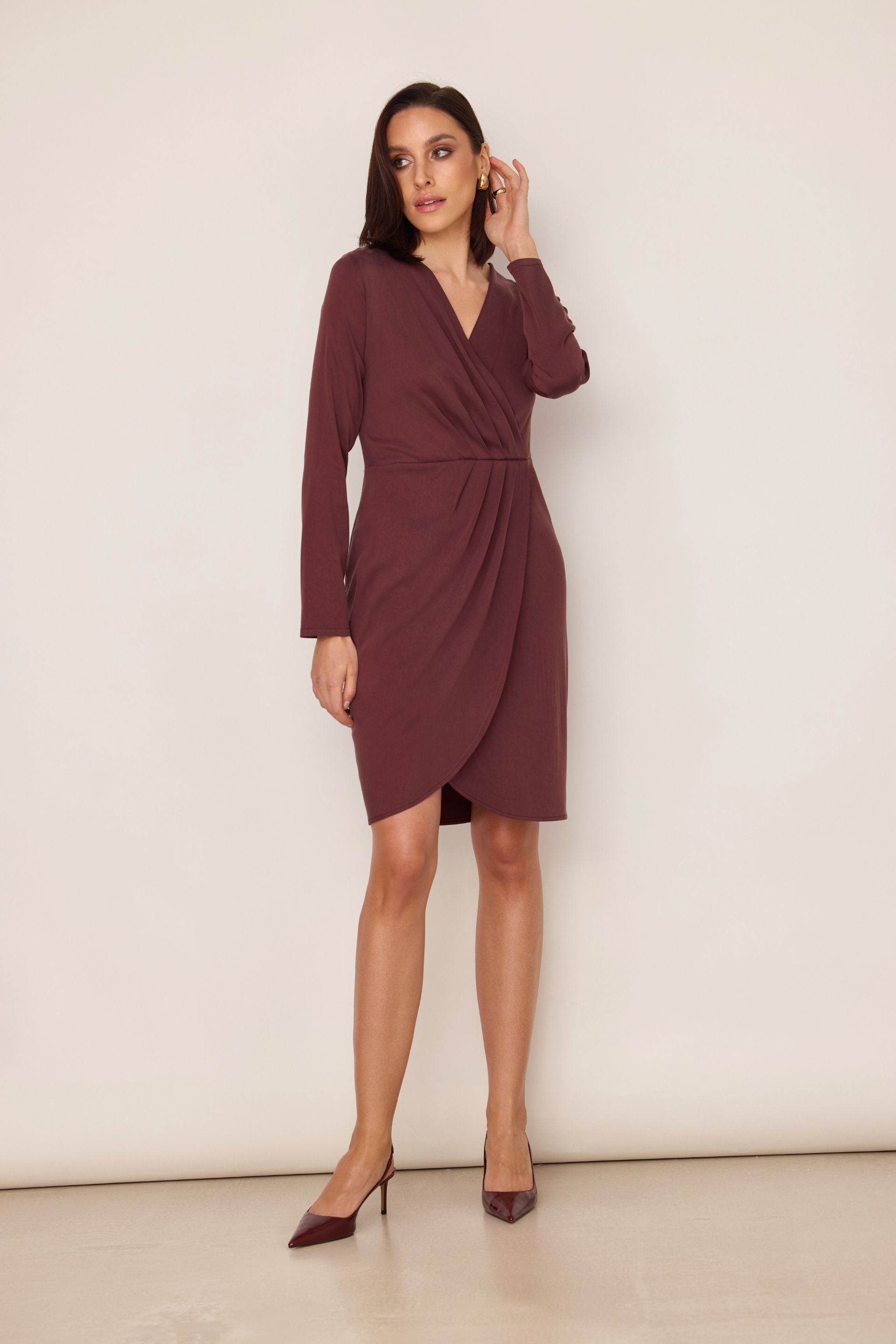 Sukienka kopertowa z zakładkami z lyocellu i wiskozy zgaszony burgund