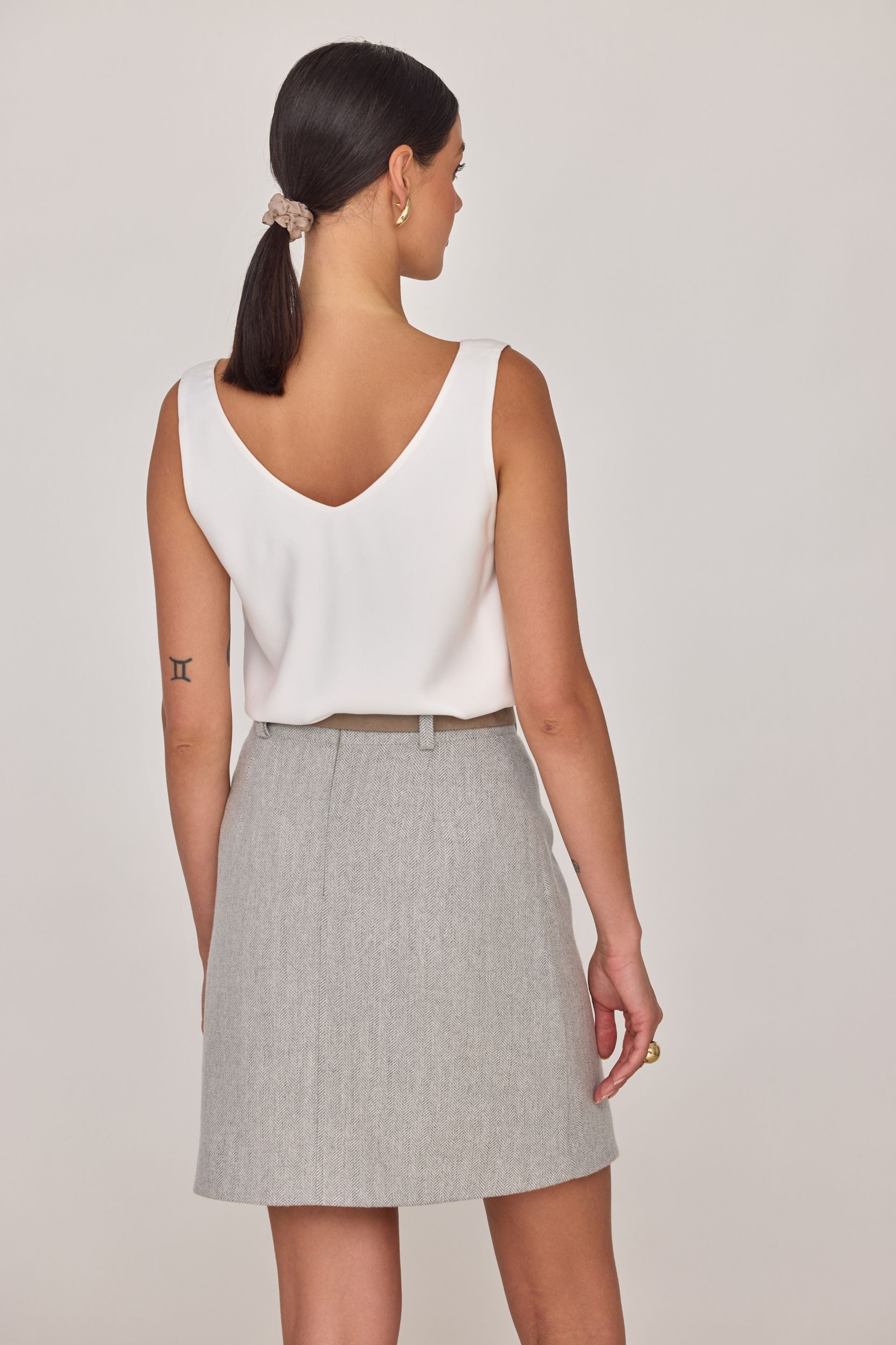 Wełniana spódnica z dodatkiem jedwabiu w jodełkę szara