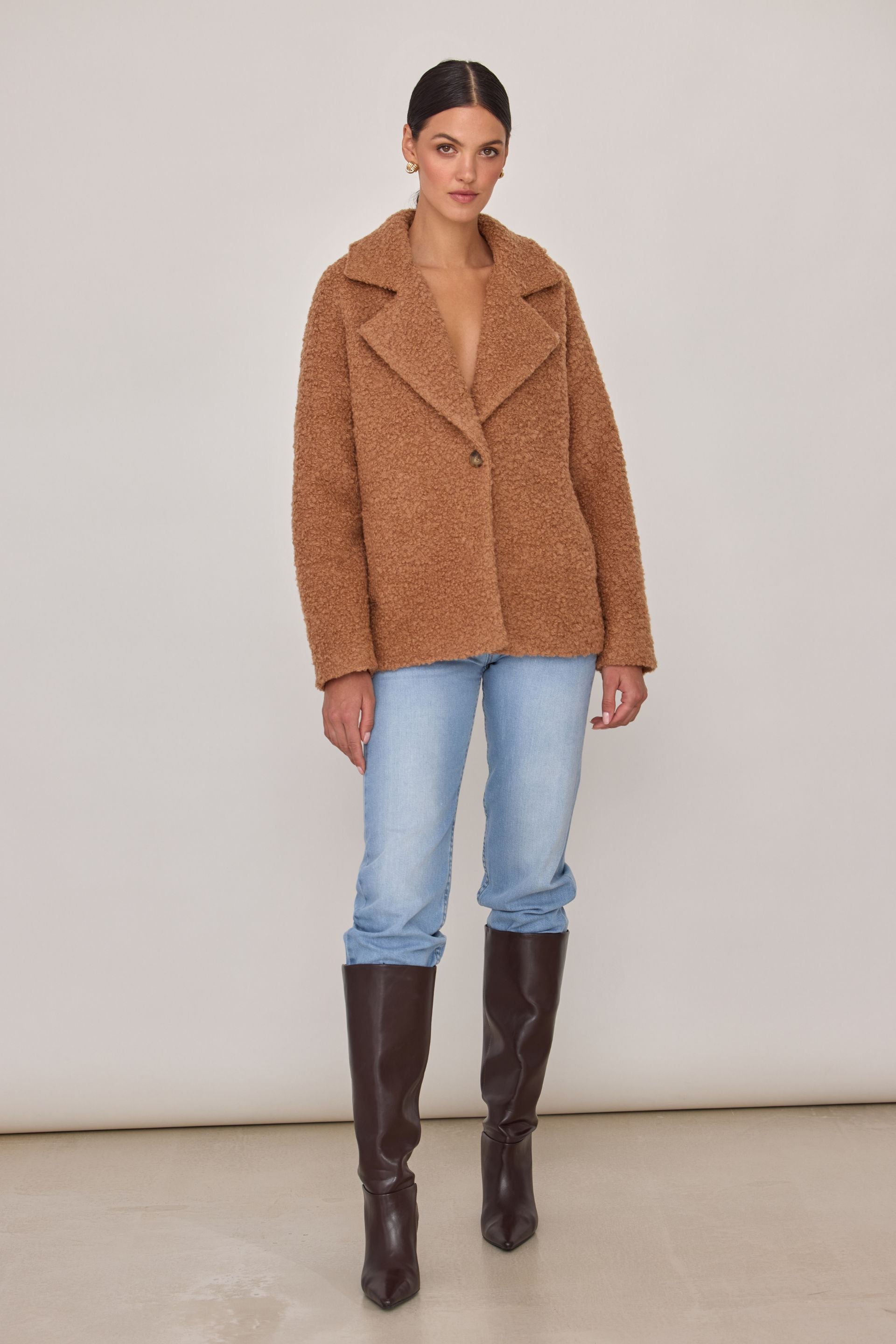 Kurtka o strukturze baranka karmelowy