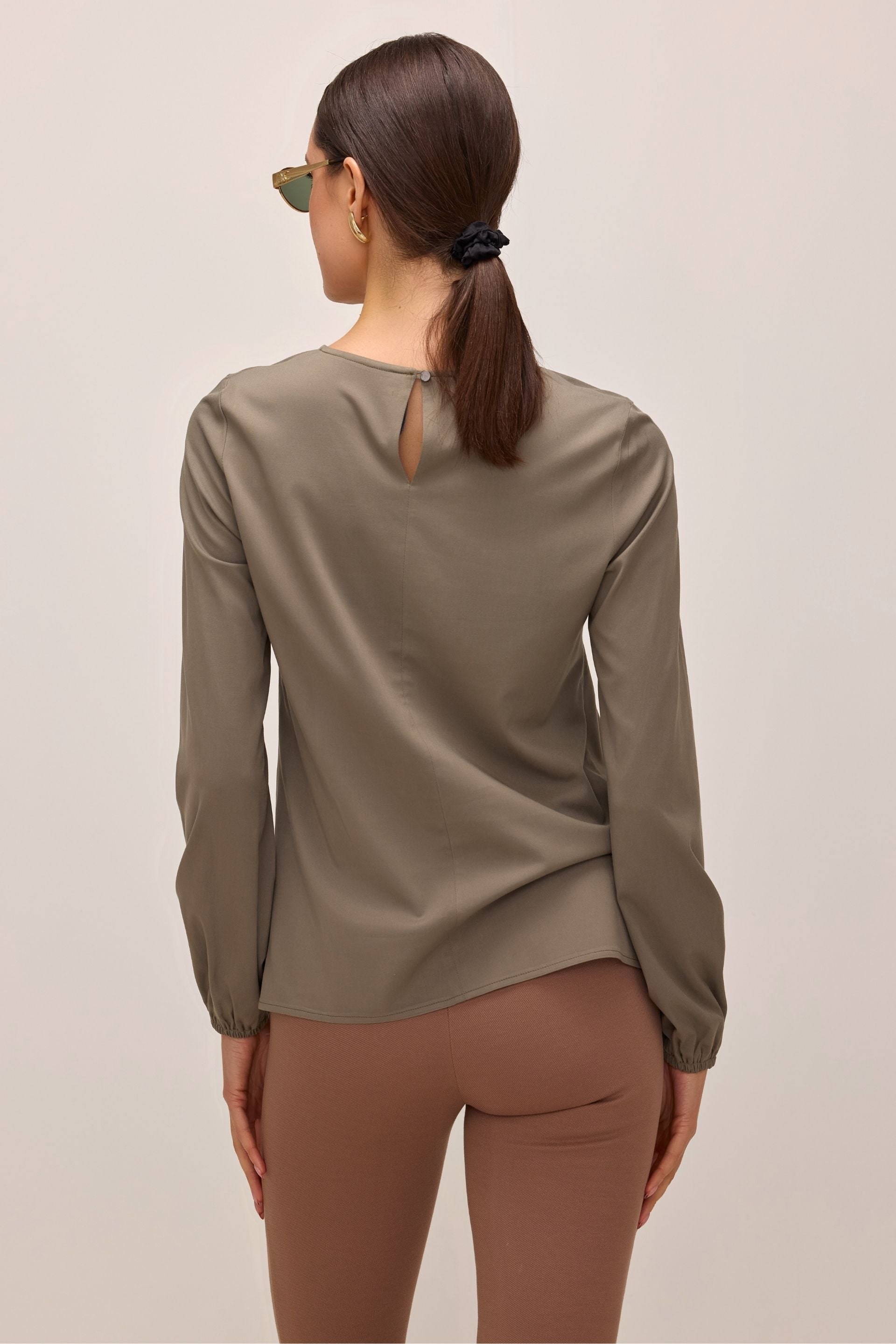 Viscose blouse with elastic on the sleeve, khaki
