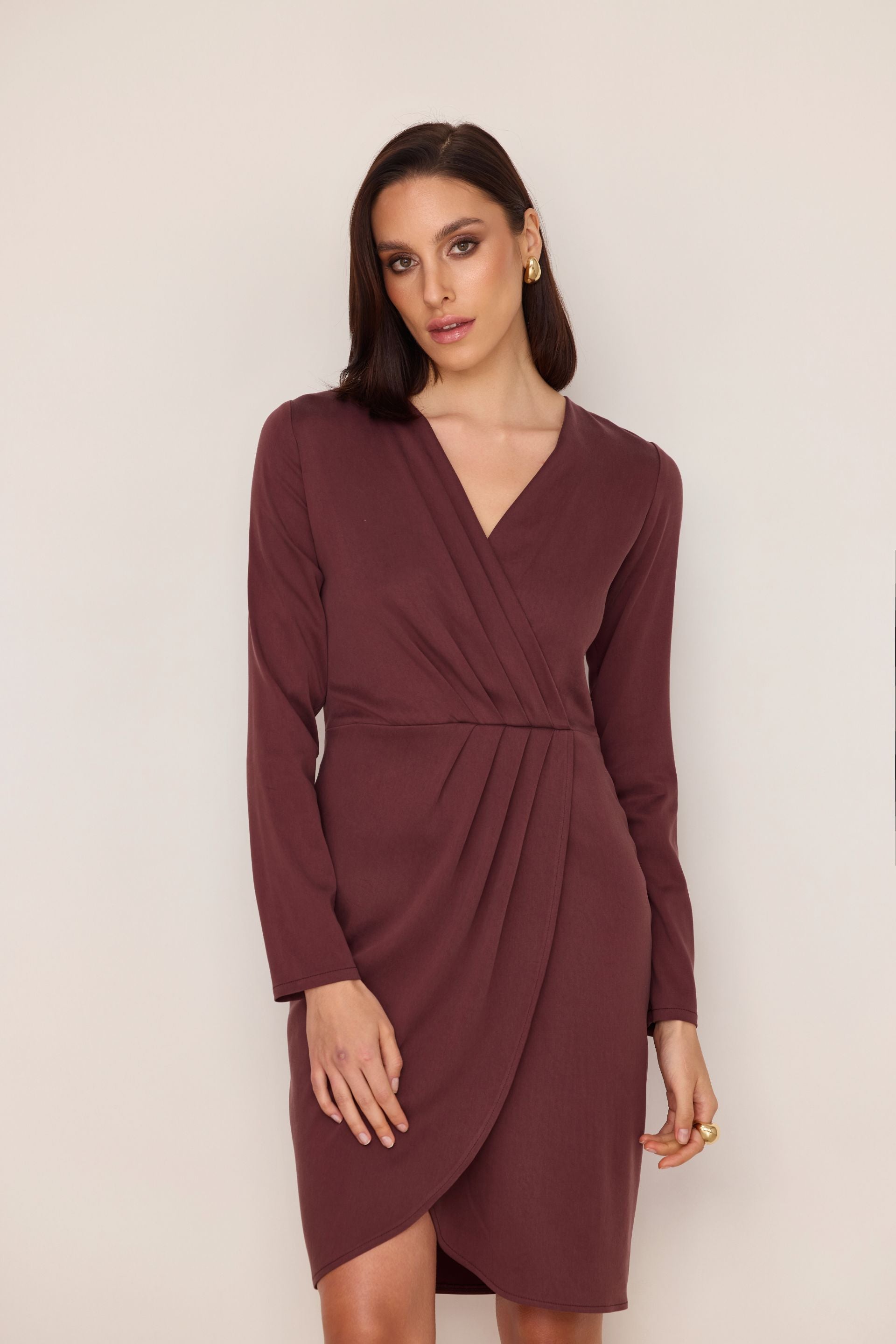 Sukienka kopertowa z zakładkami z lyocellu i wiskozy zgaszony burgund