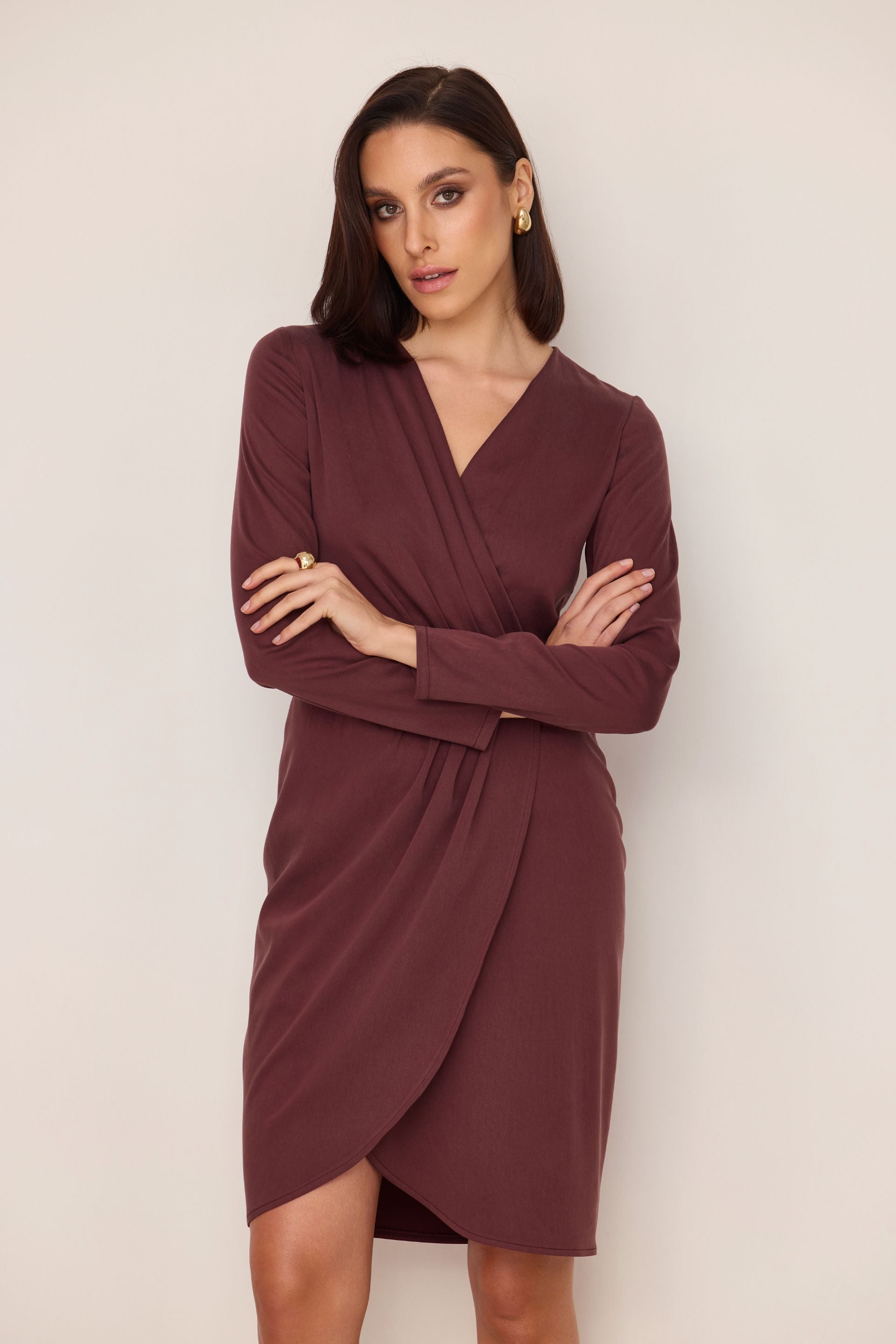 Sukienka kopertowa z zakładkami z lyocellu i wiskozy zgaszony burgund