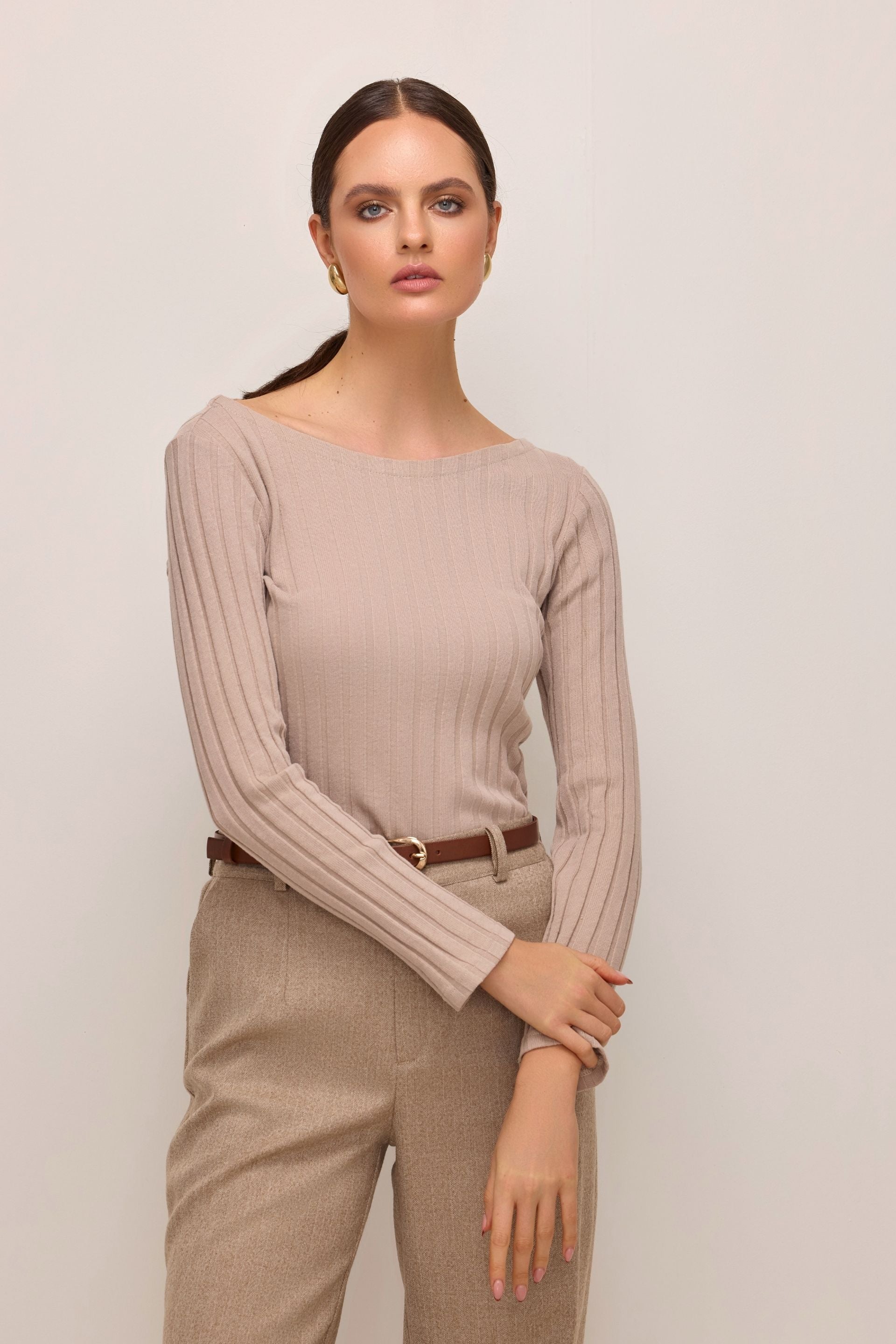 Bawełniany sweter o prążkowanej strukturze taupe