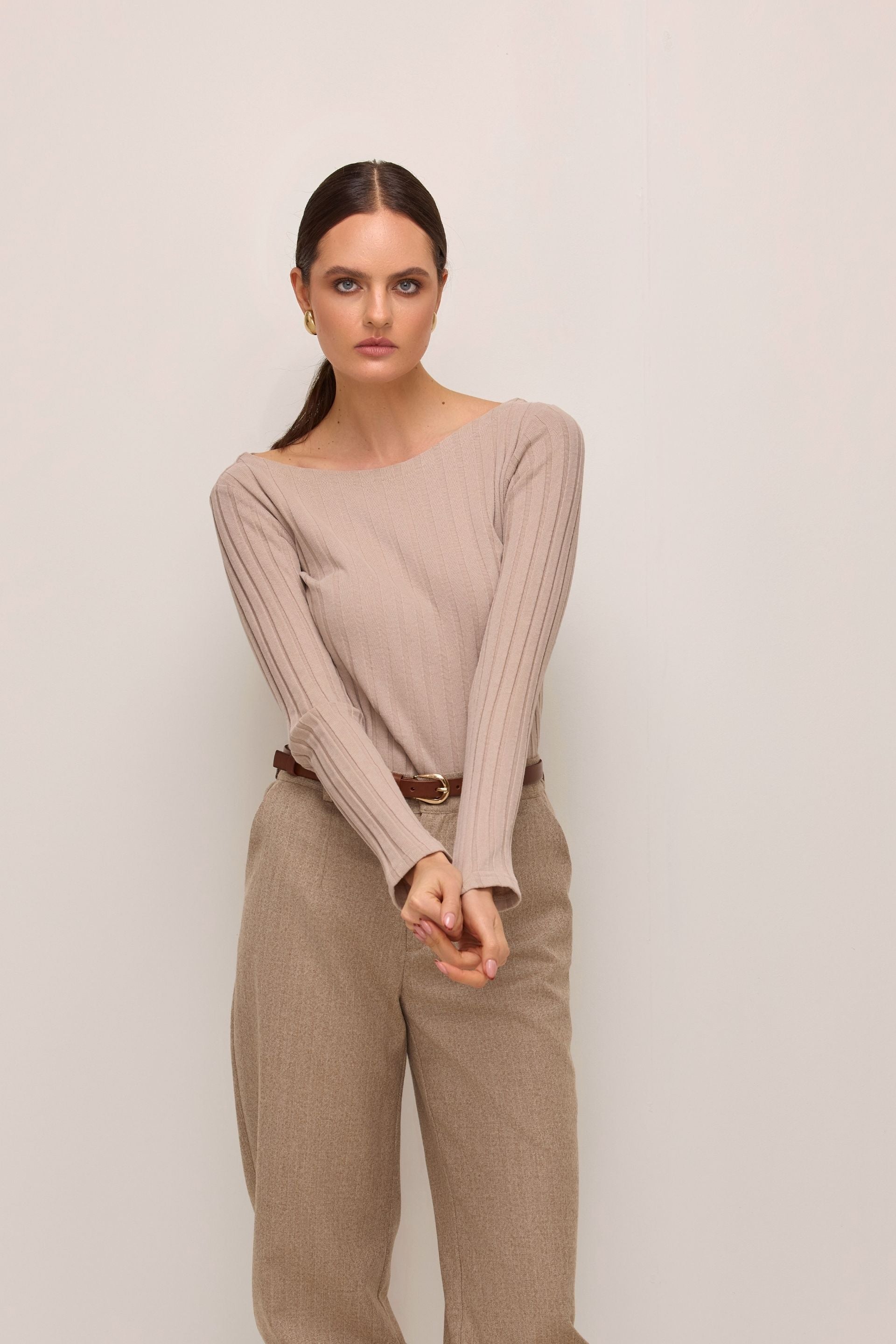 Bawełniany sweter o prążkowanej strukturze taupe