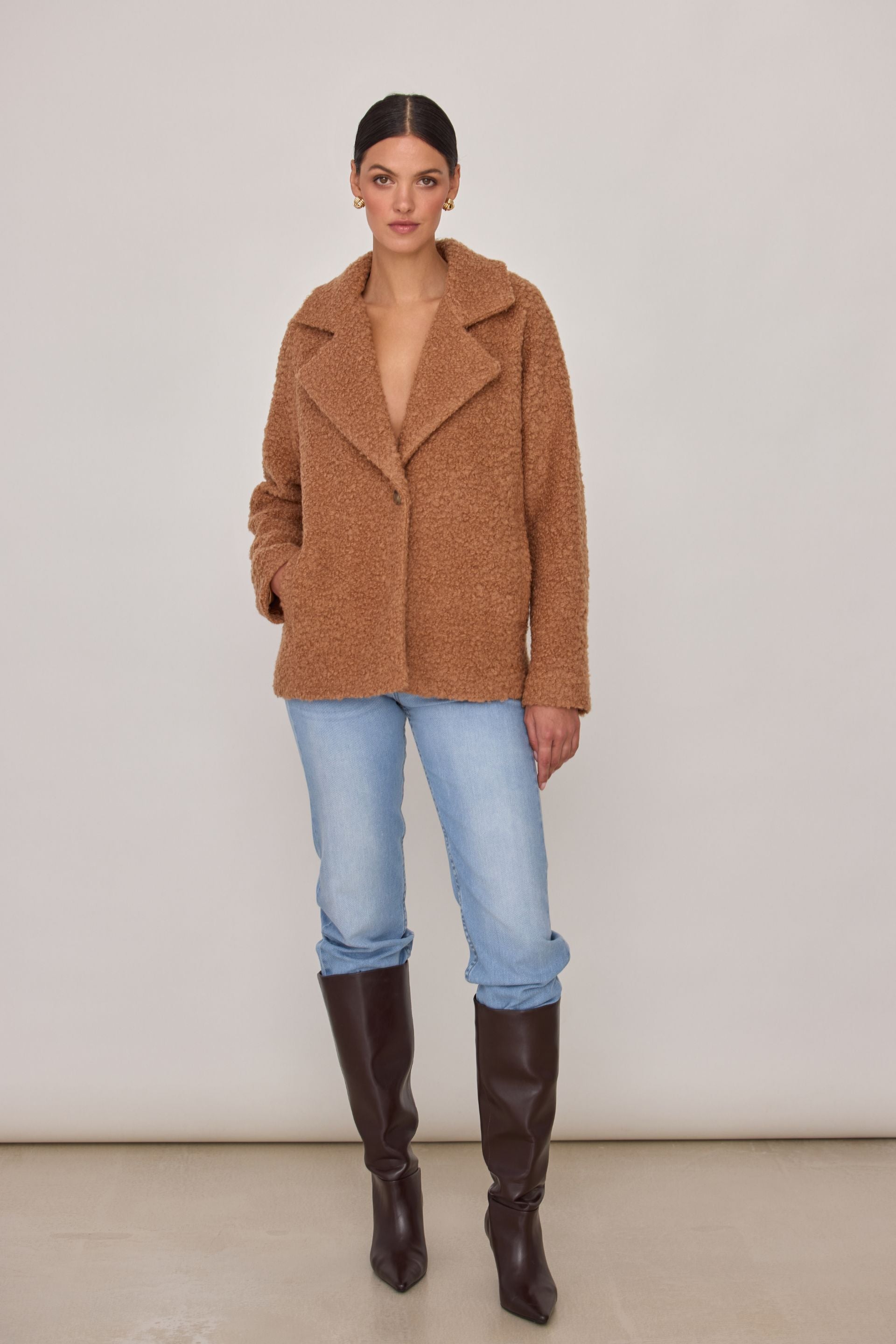 Kurtka o strukturze baranka karmelowy