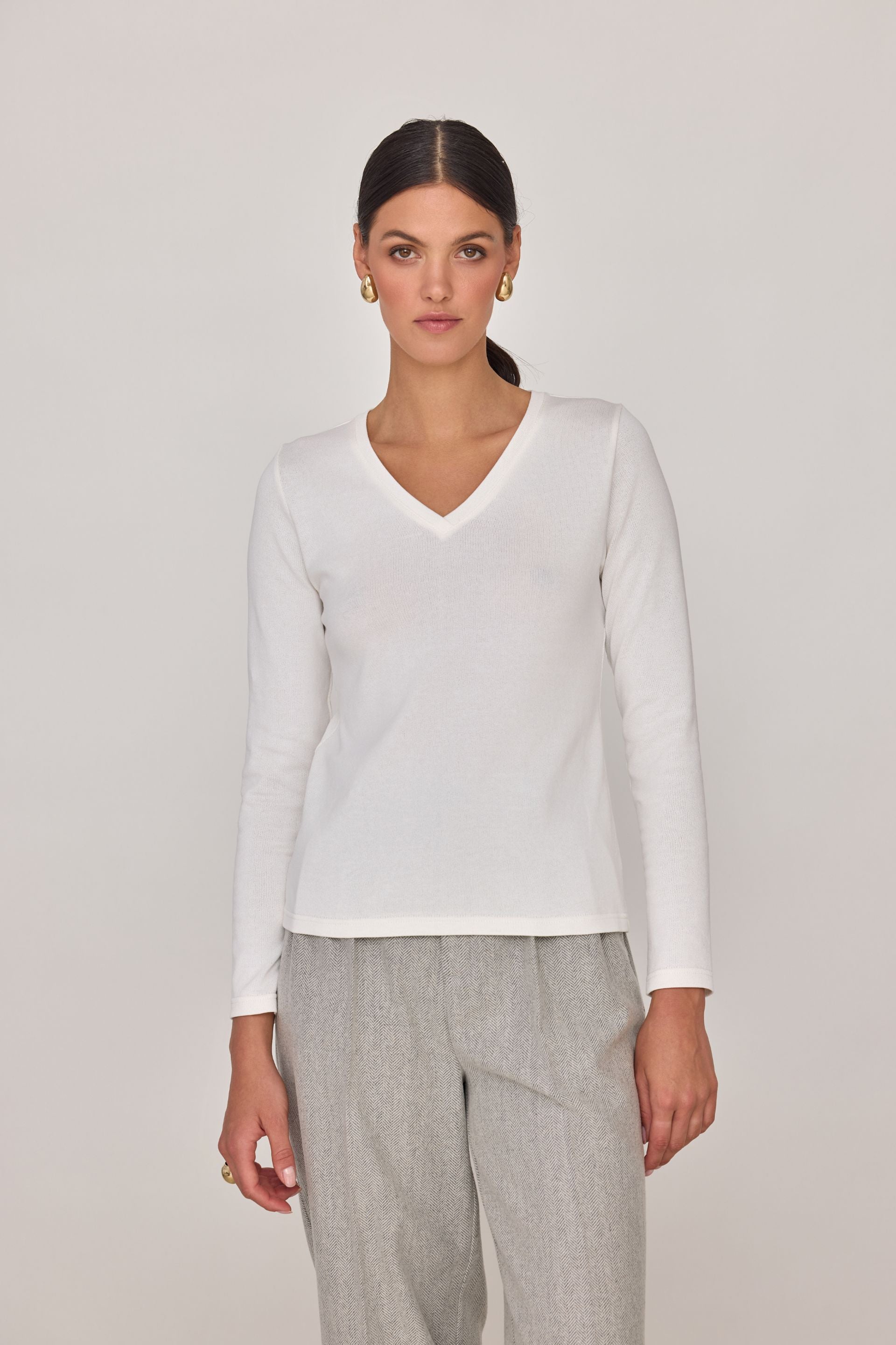 Cienki bawełniany sweter z dekoltem V śmietankowy