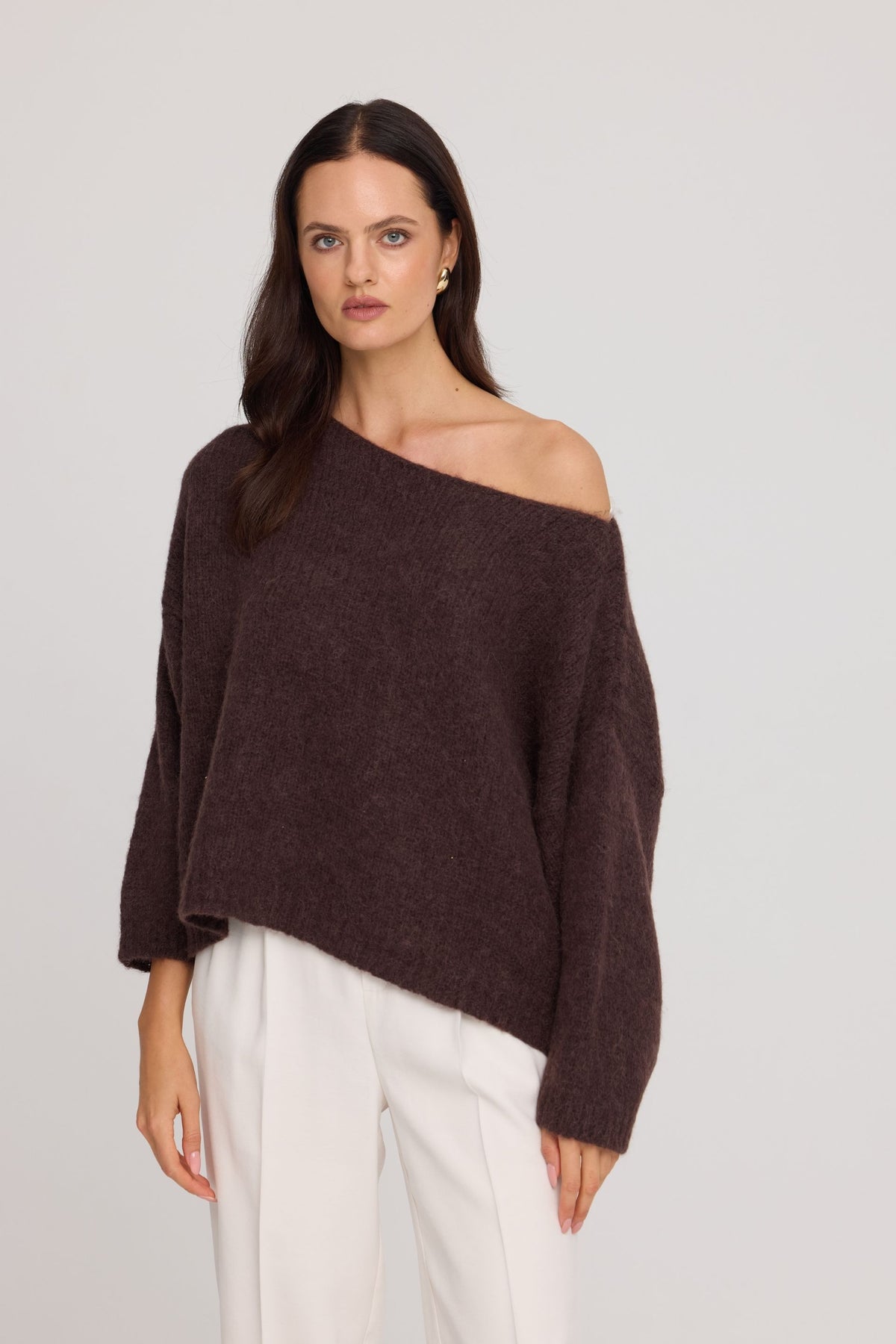 Sweter z alpaką Suri z szerokim dekoltem czekoladowy