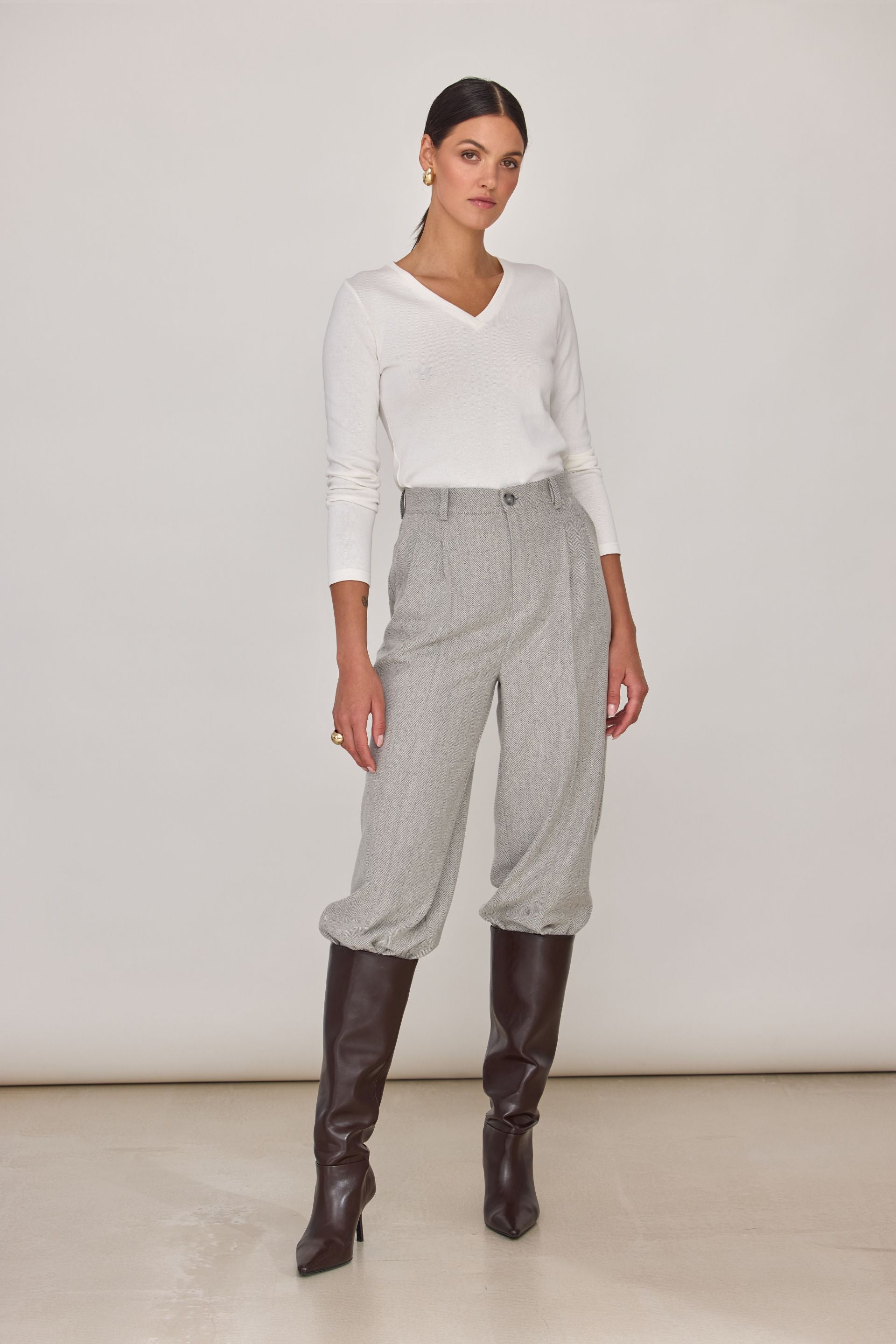 Thin cotton basic cream neckline sweater