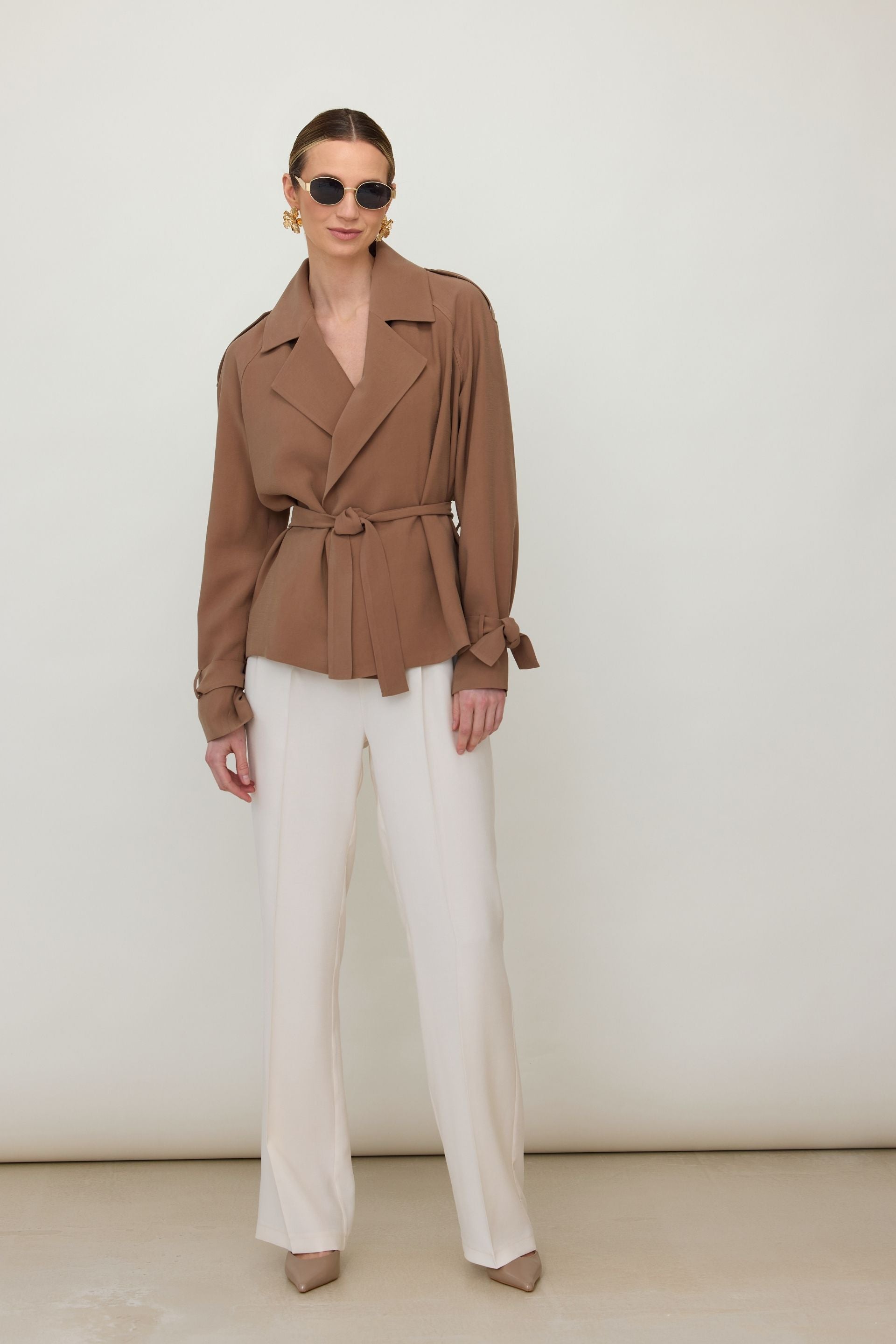 Elegancka narzutka wiązana cappucino