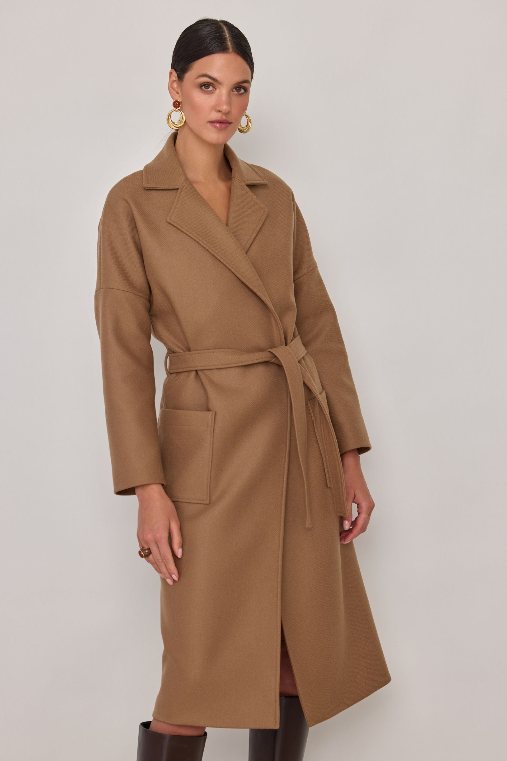 Wełniany płaszcz szlafrokowy karmelowy