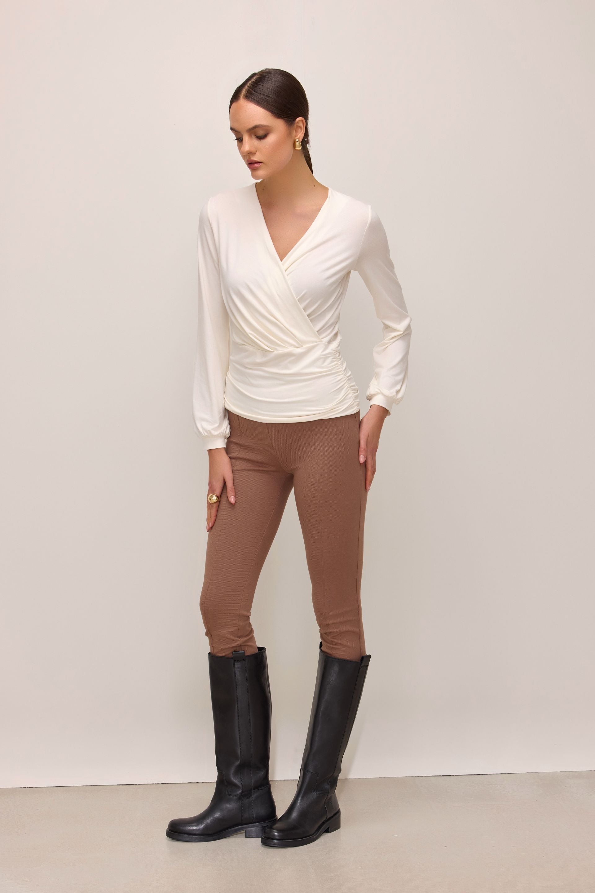 Elegancka bluzka kopertowa z mikromodalu śmietankowa