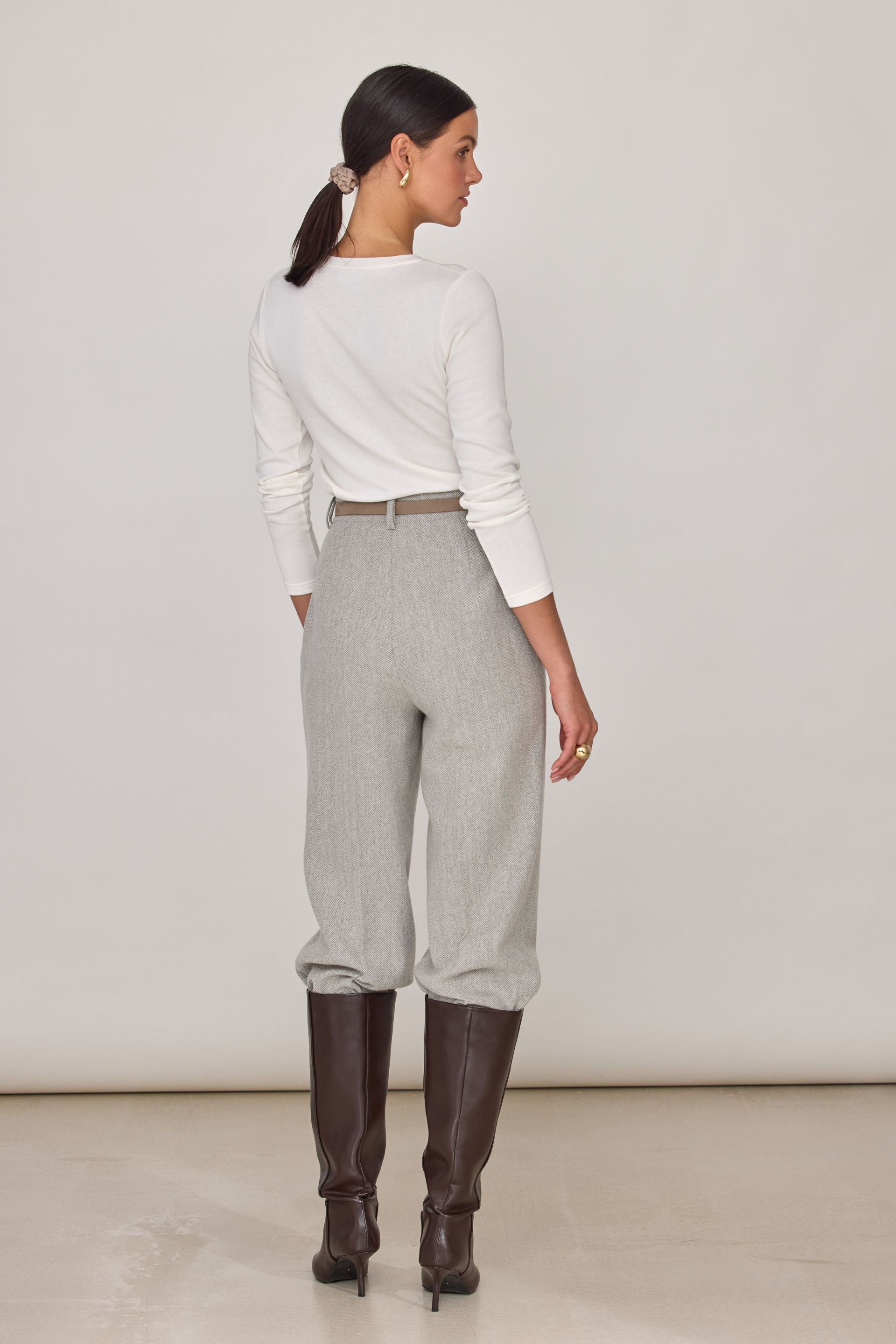 Thin cotton basic cream neckline sweater