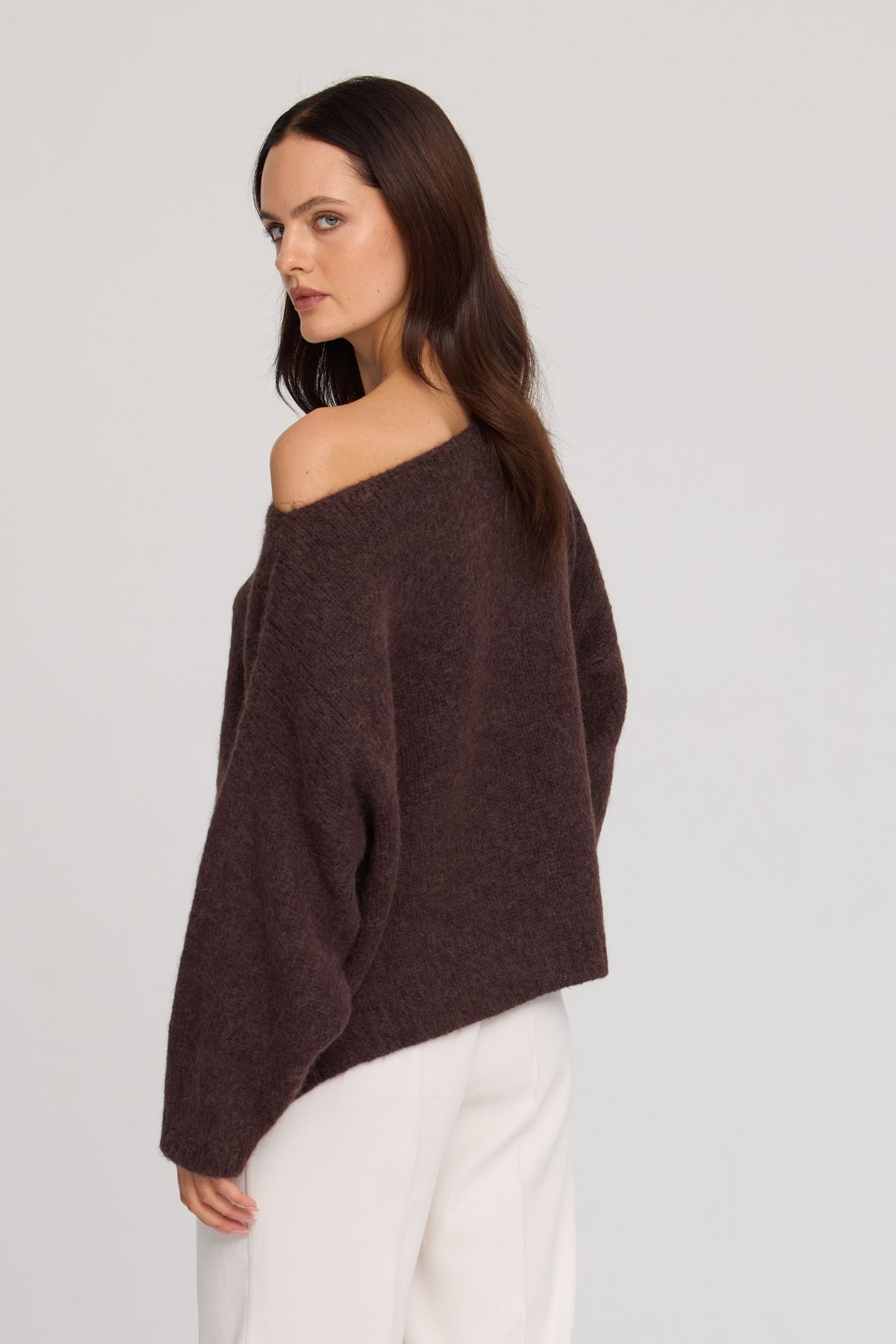 Sweter z alpaką Suri z szerokim dekoltem czekoladowy