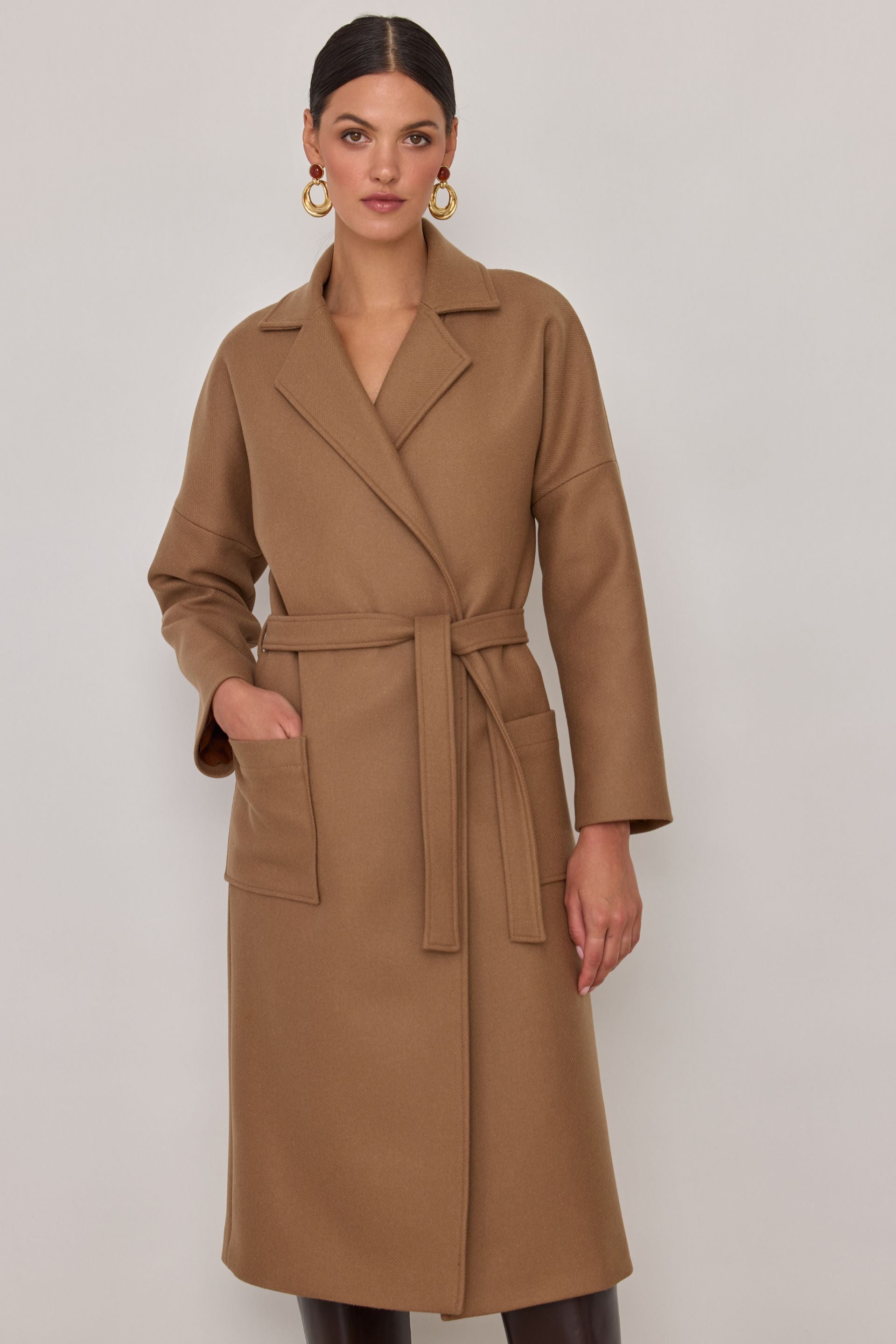 Wełniany płaszcz szlafrokowy karmelowy