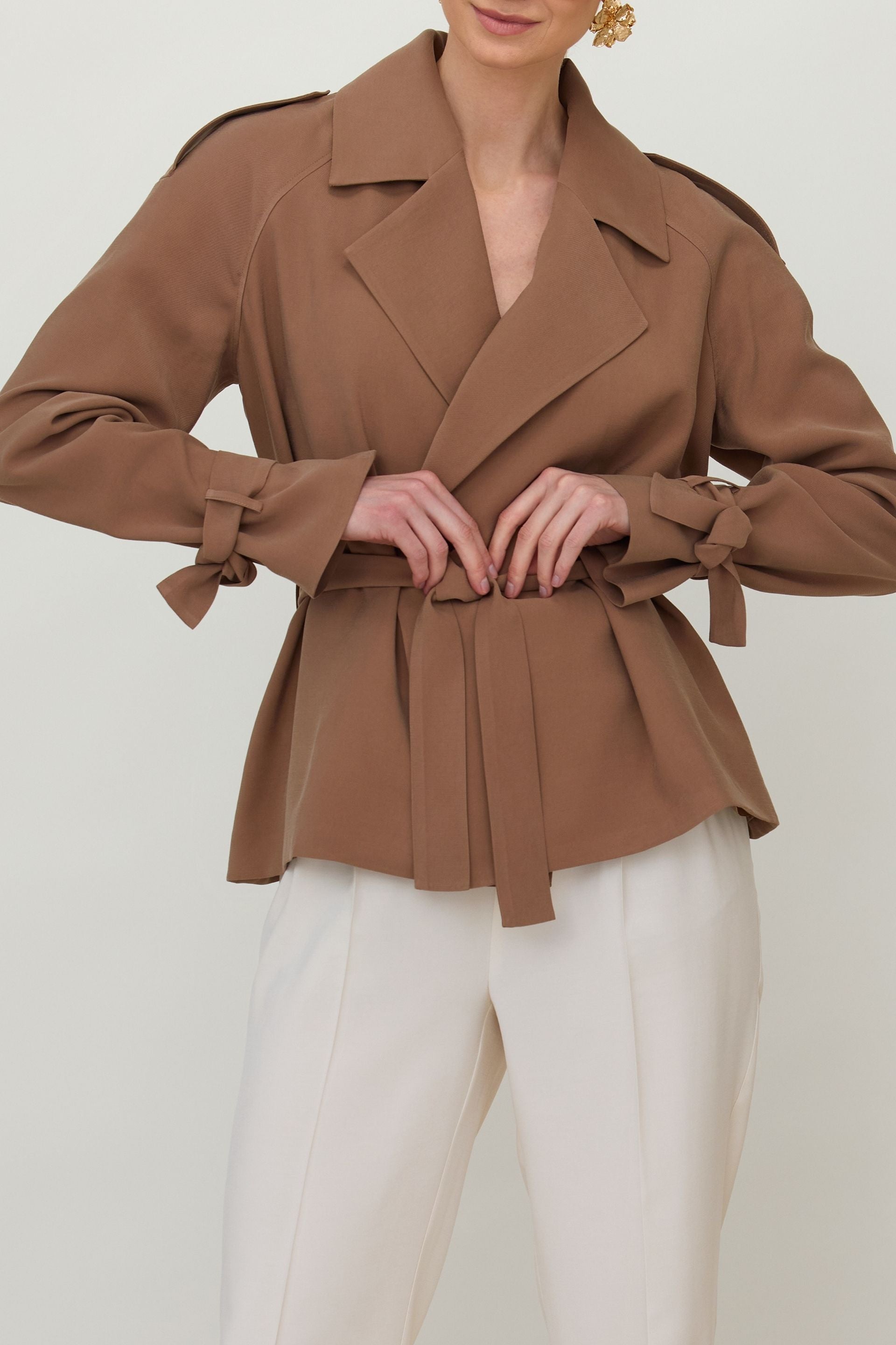 Elegancka narzutka wiązana cappucino