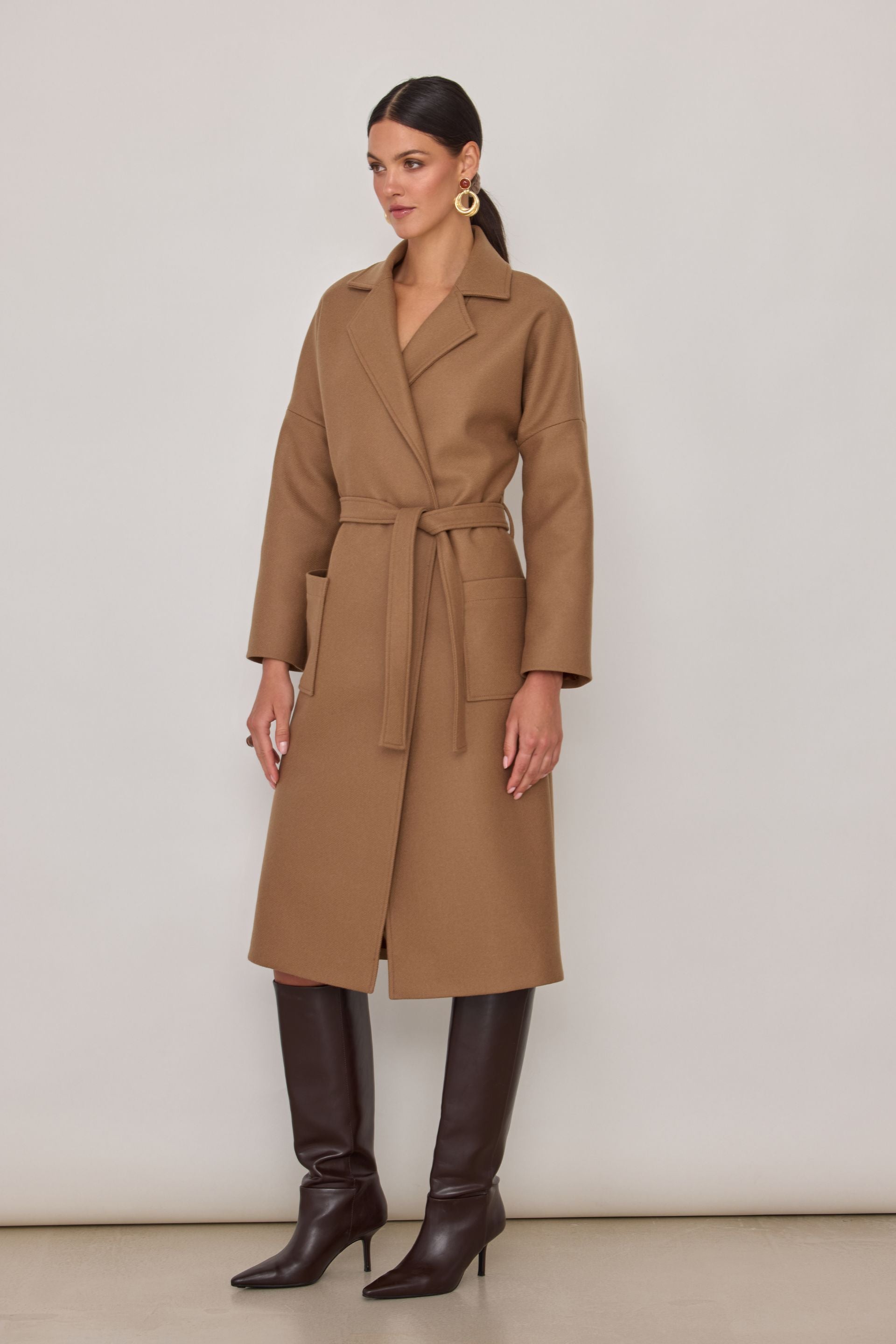 Wełniany płaszcz szlafrokowy karmelowy