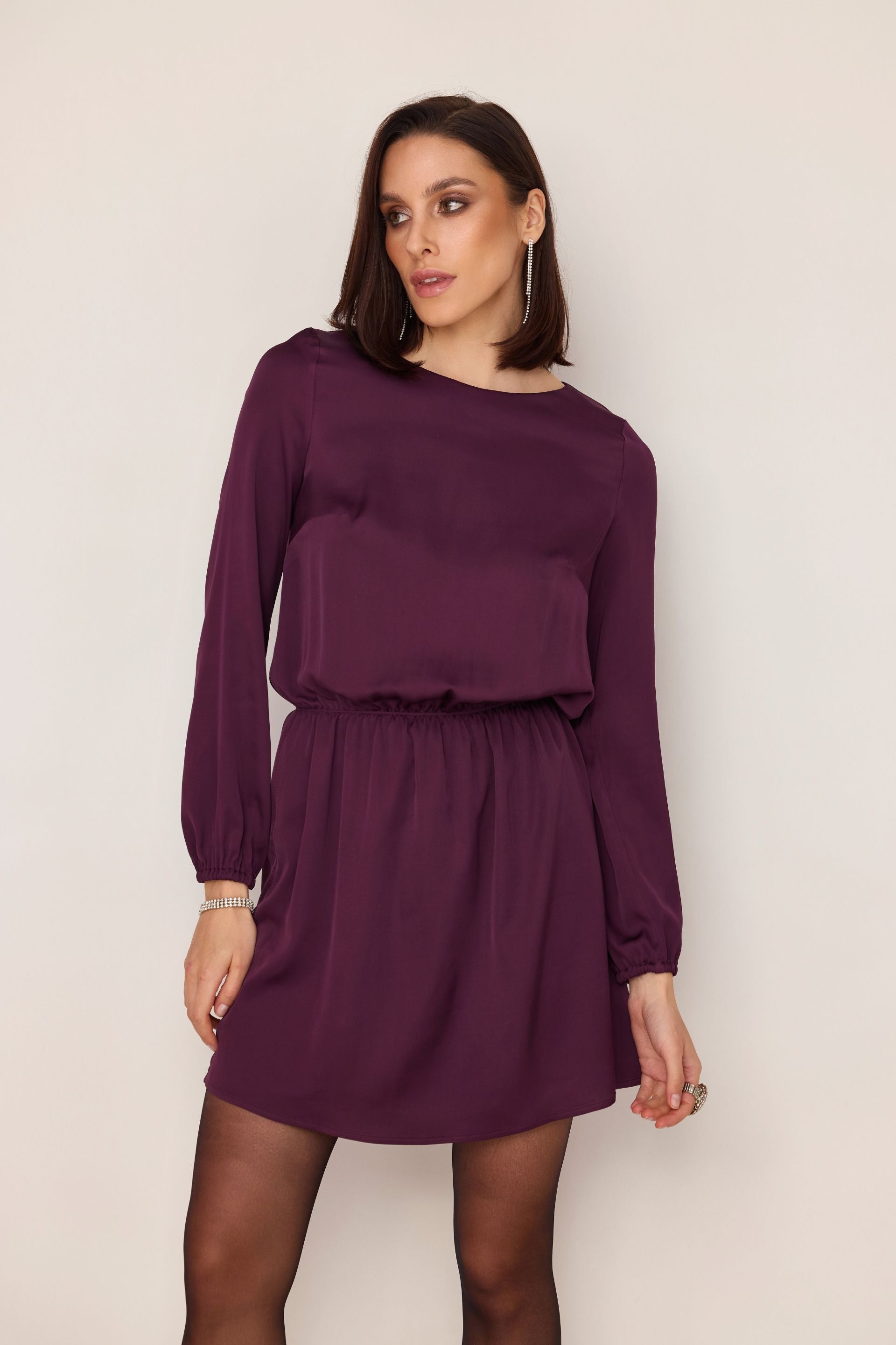 Satynowa sukienka mini z gumką w pasie śliwka