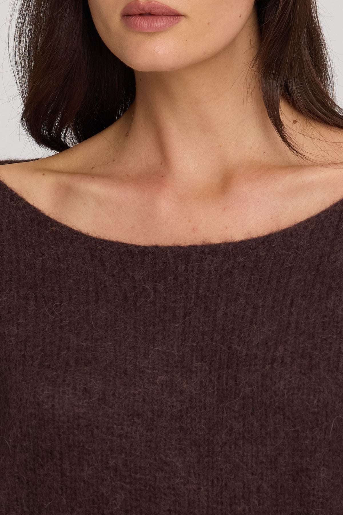 Sweter z alpaką Suri z szerokim dekoltem czekoladowy